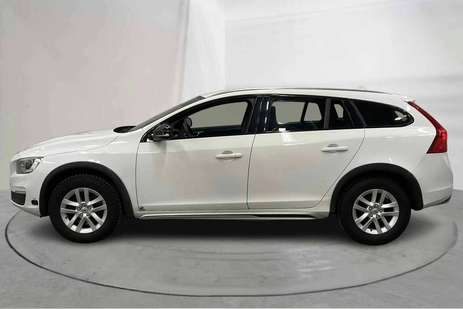 Presentationsfoto 2 av 16: Volvo V60 D3 Cross Country (150hk) - 16 598 mil - Automat - vit - 2018
