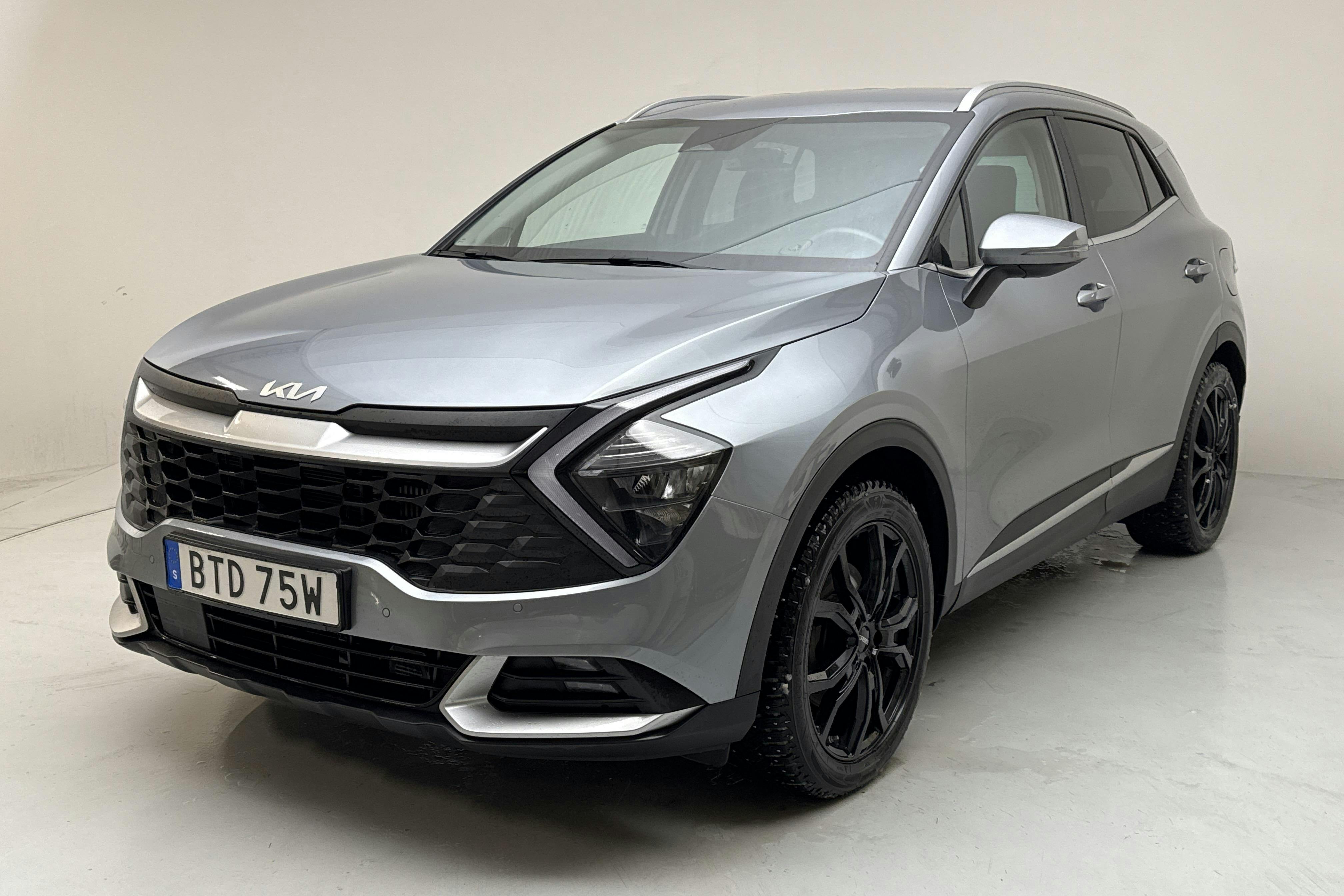 Præsentationsfoto 1 af 15: KIA Sportage PHEV AWD (265hk) - 94 940 kilometer - Salgsautomat - grå - 2023