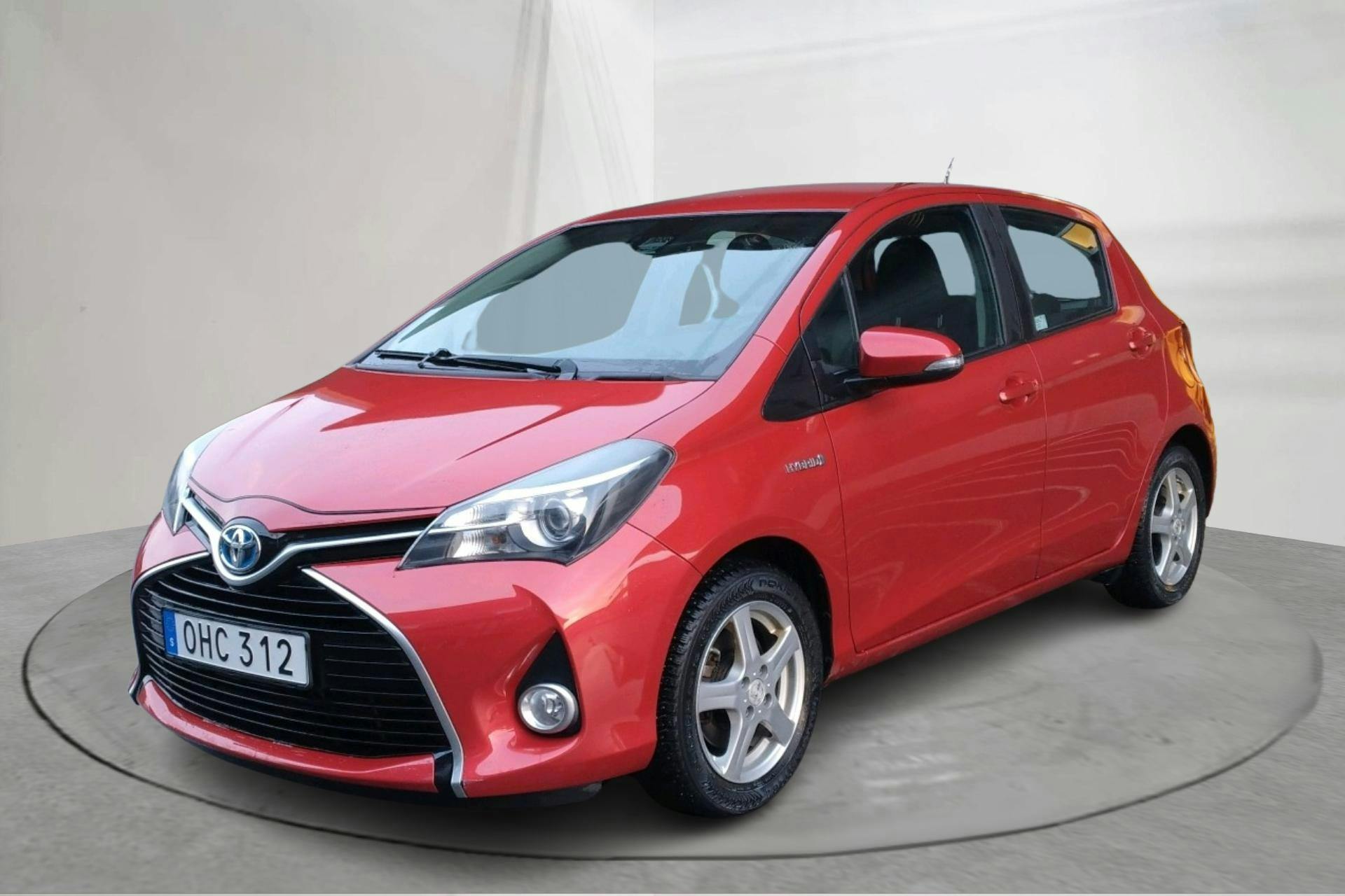 Zdjęcie prezentacyjne 1 z 16: Toyota Yaris 1.5 Hybrid 5dr (101hk) - 70 320 km - Automatyczna - Dark Red - 2016