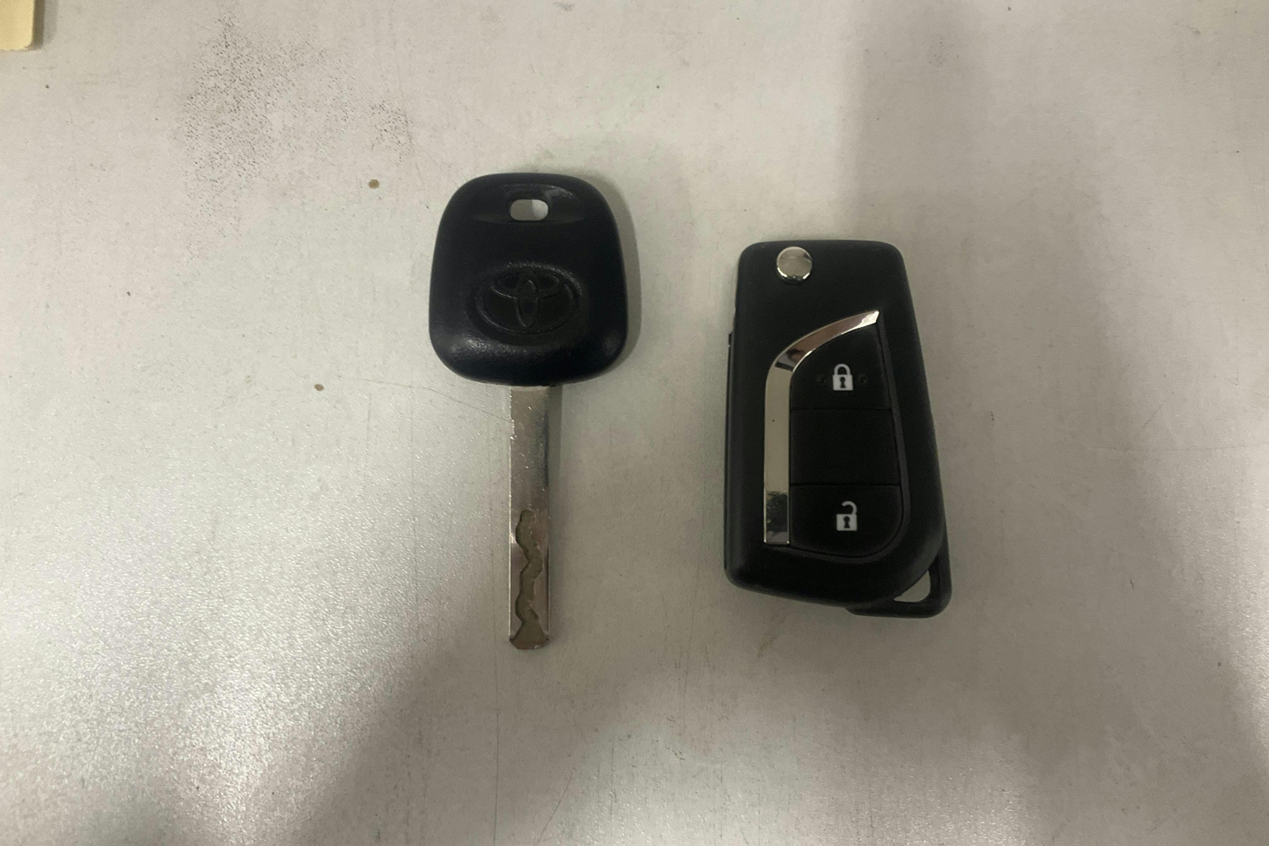 Zdjęcie prezentacyjne 16 z 16: Toyota Yaris 1.5 Hybrid 5dr (101hk) - 70 320 km - Automatyczna - Dark Red - 2016