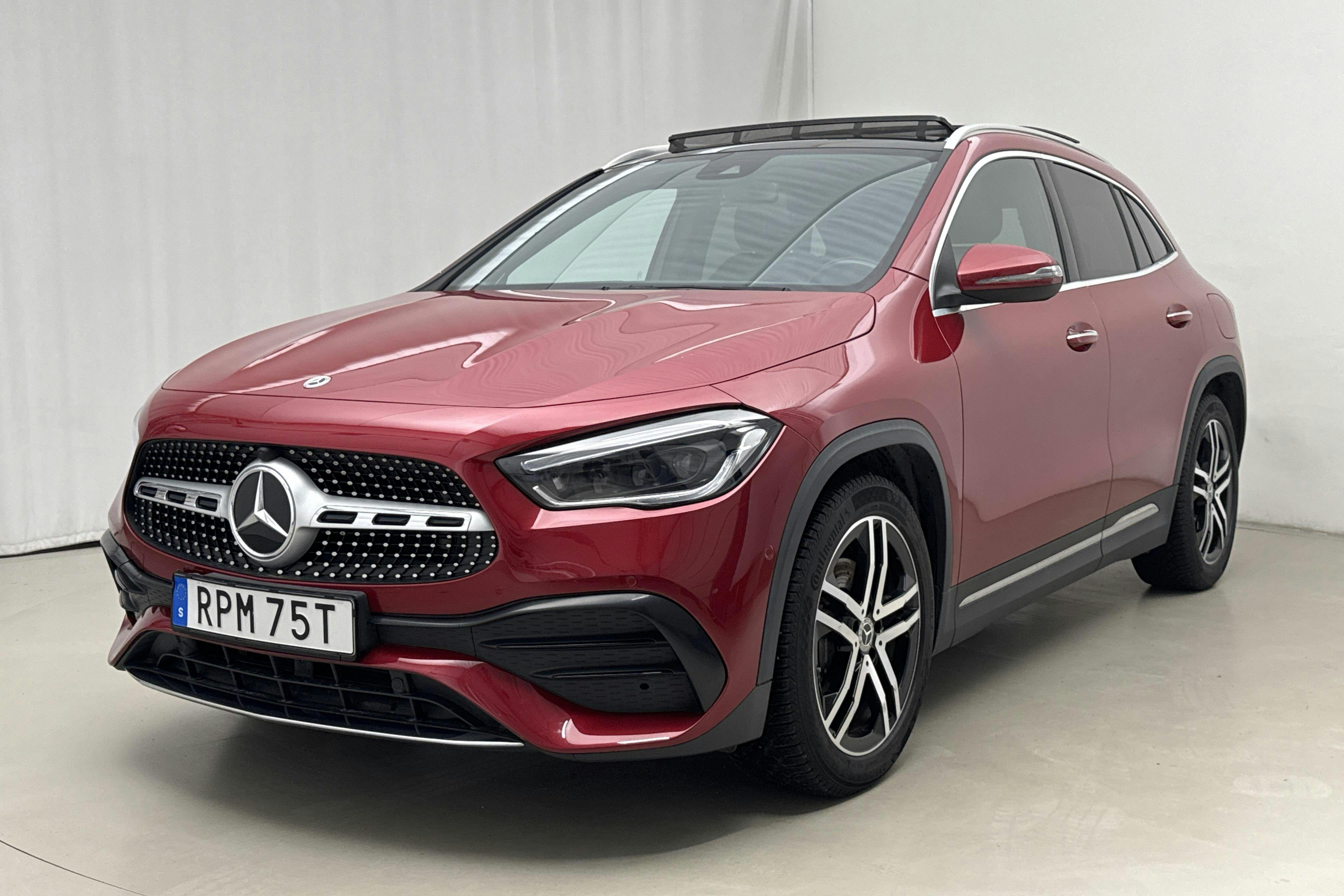 Presentationsfoto 1 av 25: Mercedes GLA 200 d 4MATIC H247 (150hk) - 5 757 mil - Automat - röd - 2021
