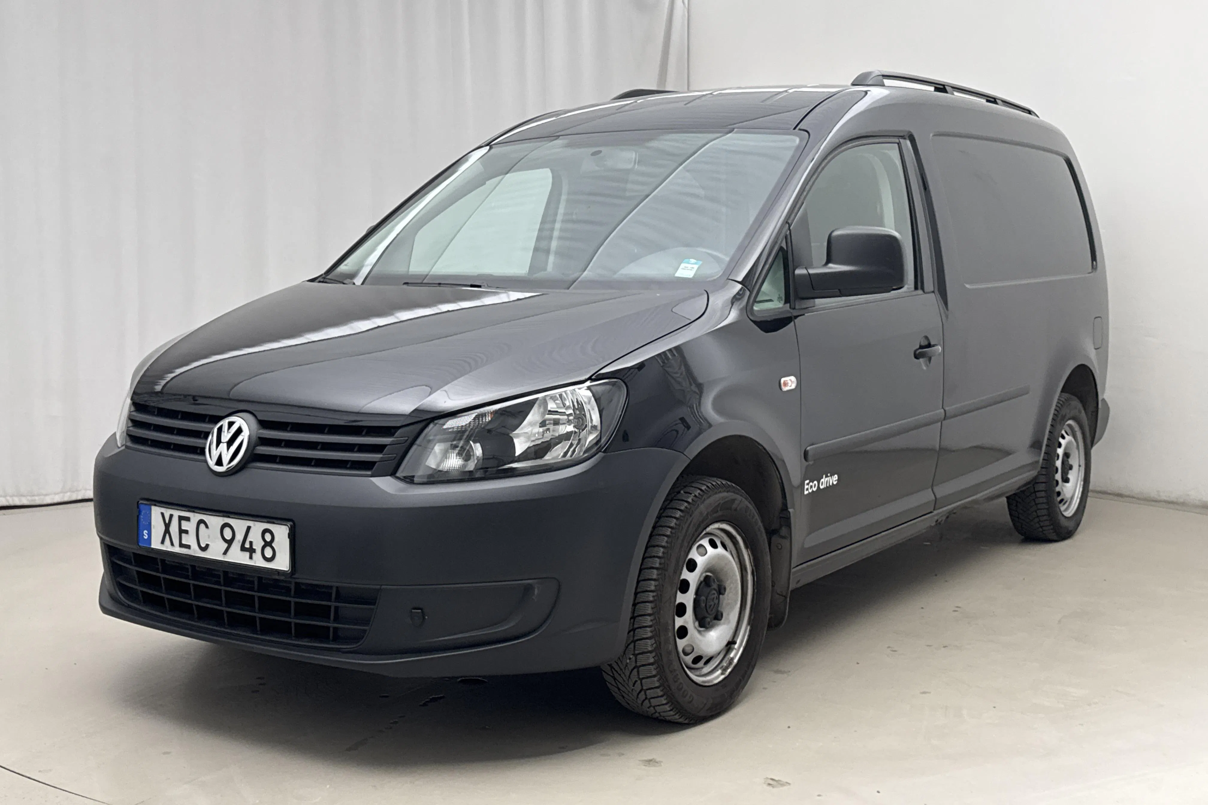 Presentationsfoto 1 av 15: VW Caddy 2.0 Ecofuel Maxi Skåp (109hk) - 4 456 mil - Manuell - svart - 2014