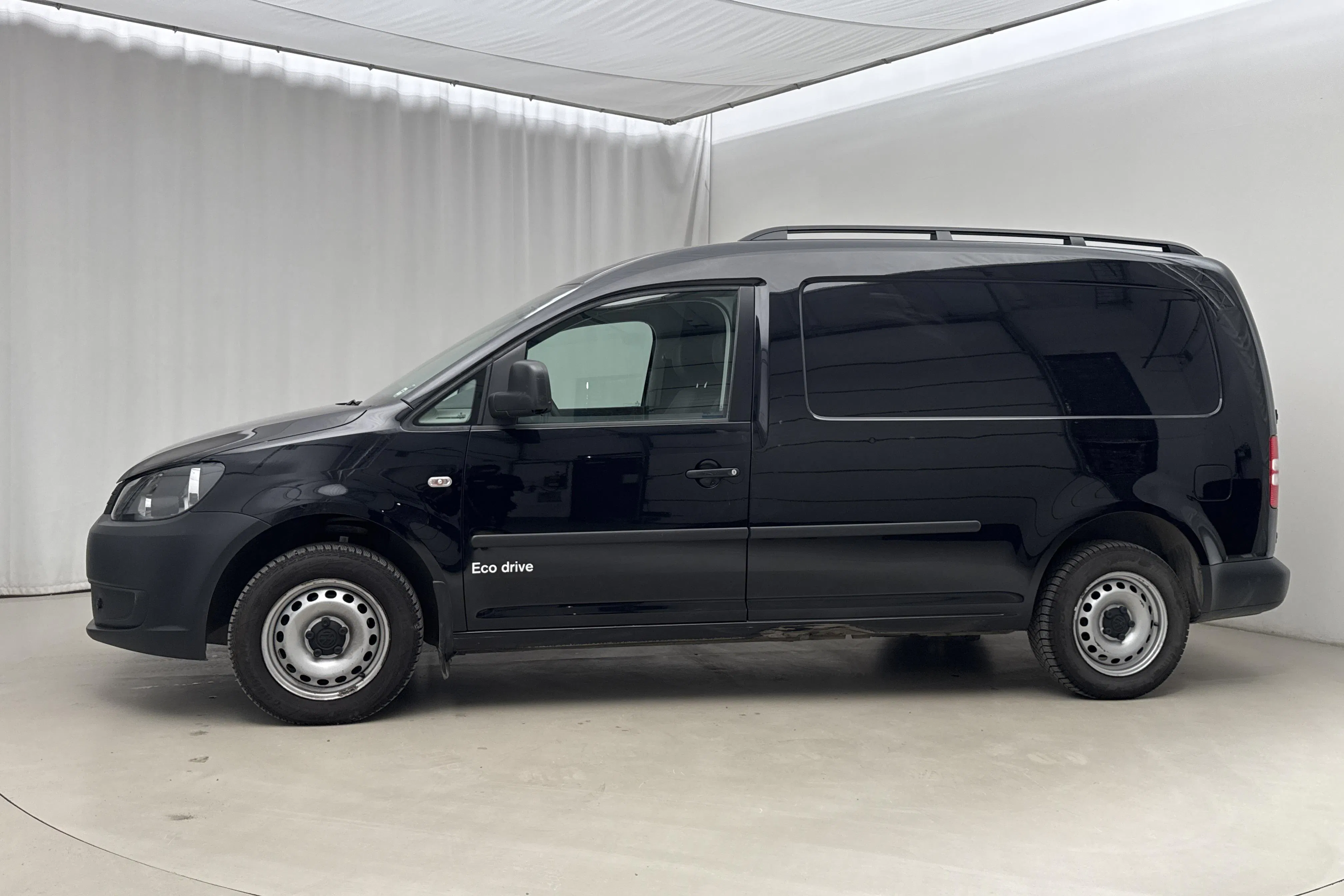 Presentationsfoto 2 av 15: VW Caddy 2.0 Ecofuel Maxi Skåp (109hk) - 4 456 mil - Manuell - svart - 2014