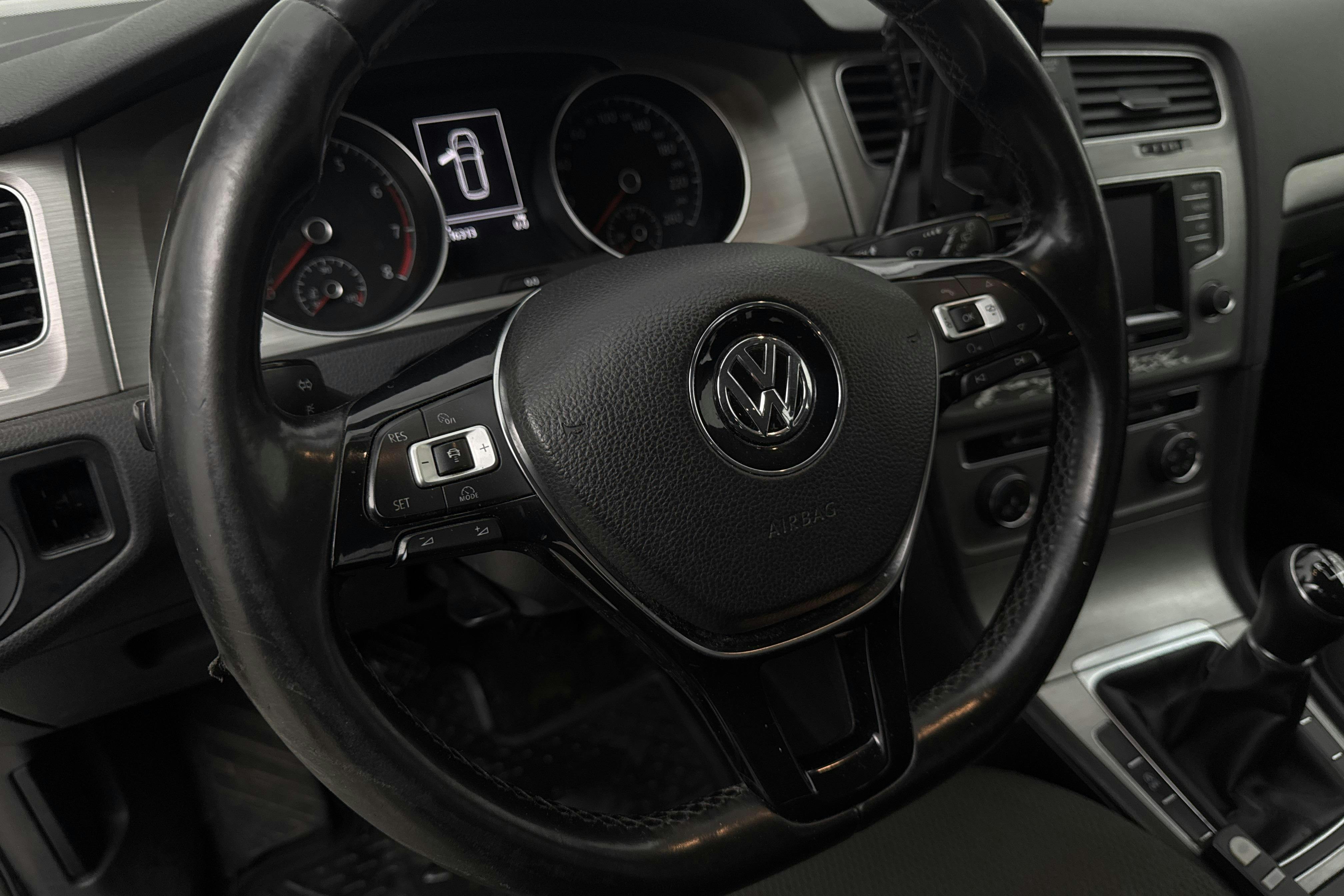 Presentationsfoto 16 av 16: VW Golf VII 1.2 TSI Sportscombi (105hk) - 21 631 mil - Manuell - vit - 2014