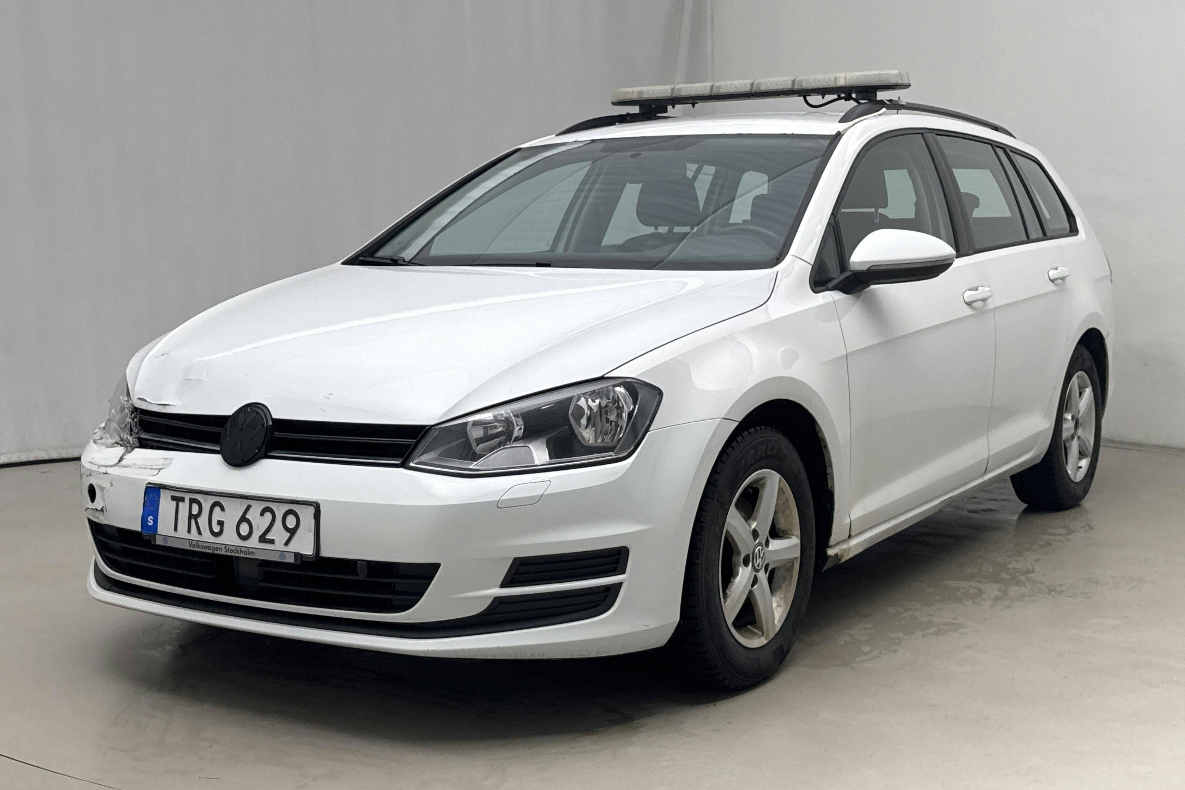 Presentationsfoto 1 av 16: VW Golf VII 1.2 TSI Sportscombi (105hk) - 21 631 mil - Manuell - vit - 2014