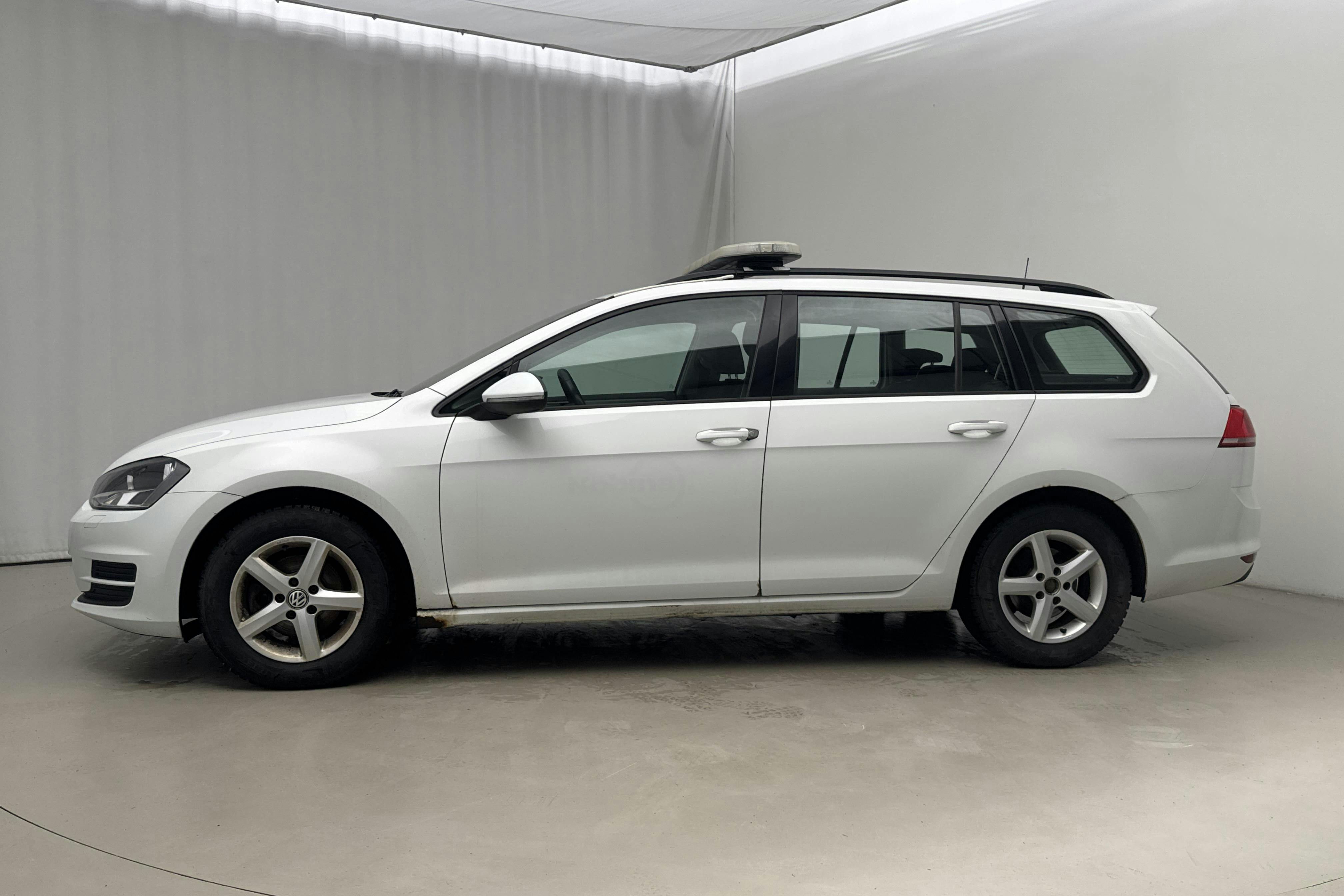 Presentationsfoto 2 av 16: VW Golf VII 1.2 TSI Sportscombi (105hk) - 21 631 mil - Manuell - vit - 2014