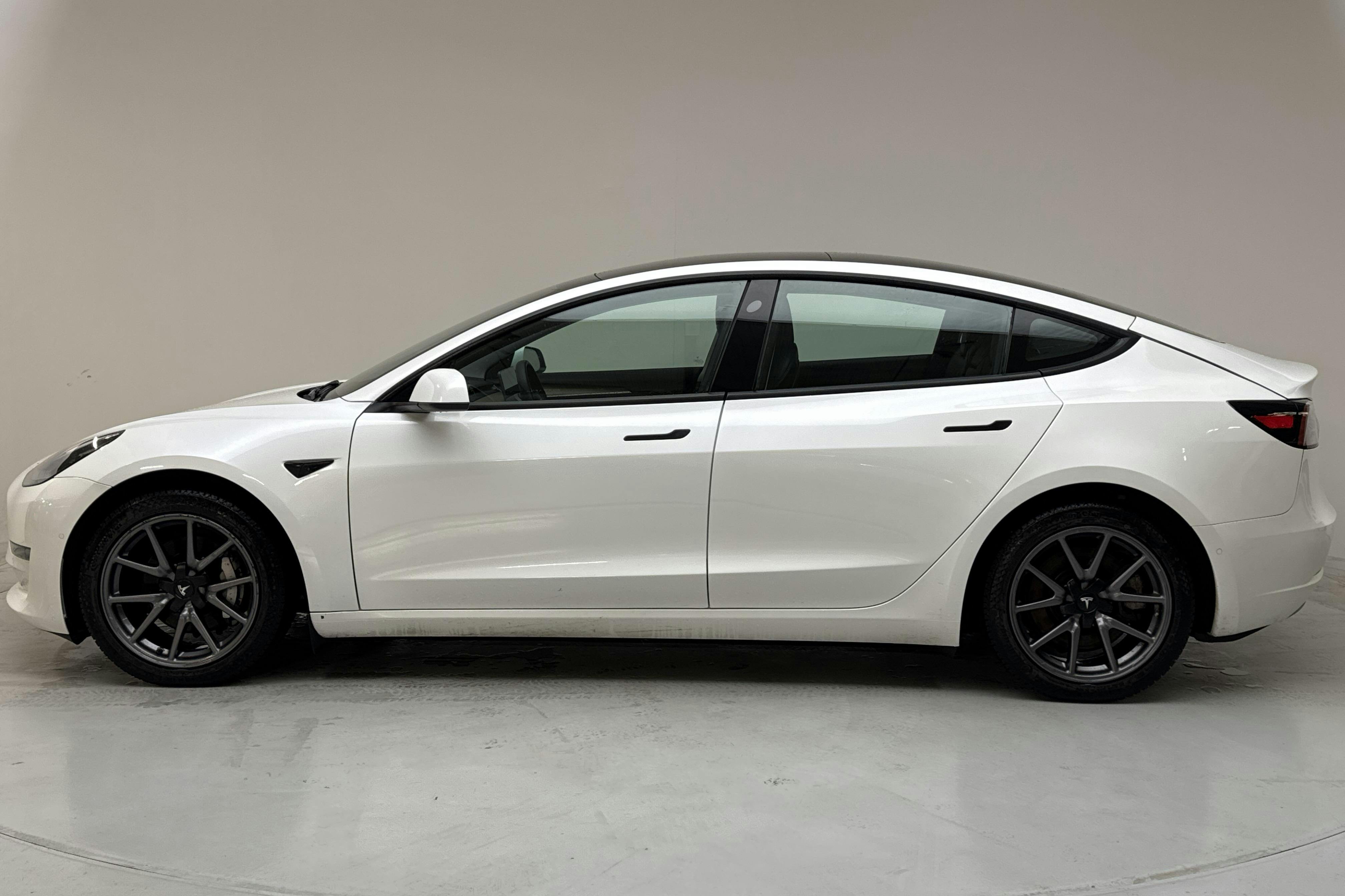 Präsentationsfoto 2 von 20: Tesla Model 3 Long Range Dual Motor AWD - 111 150 Kilometer - Verkaufsautomat - Weiß - 2021