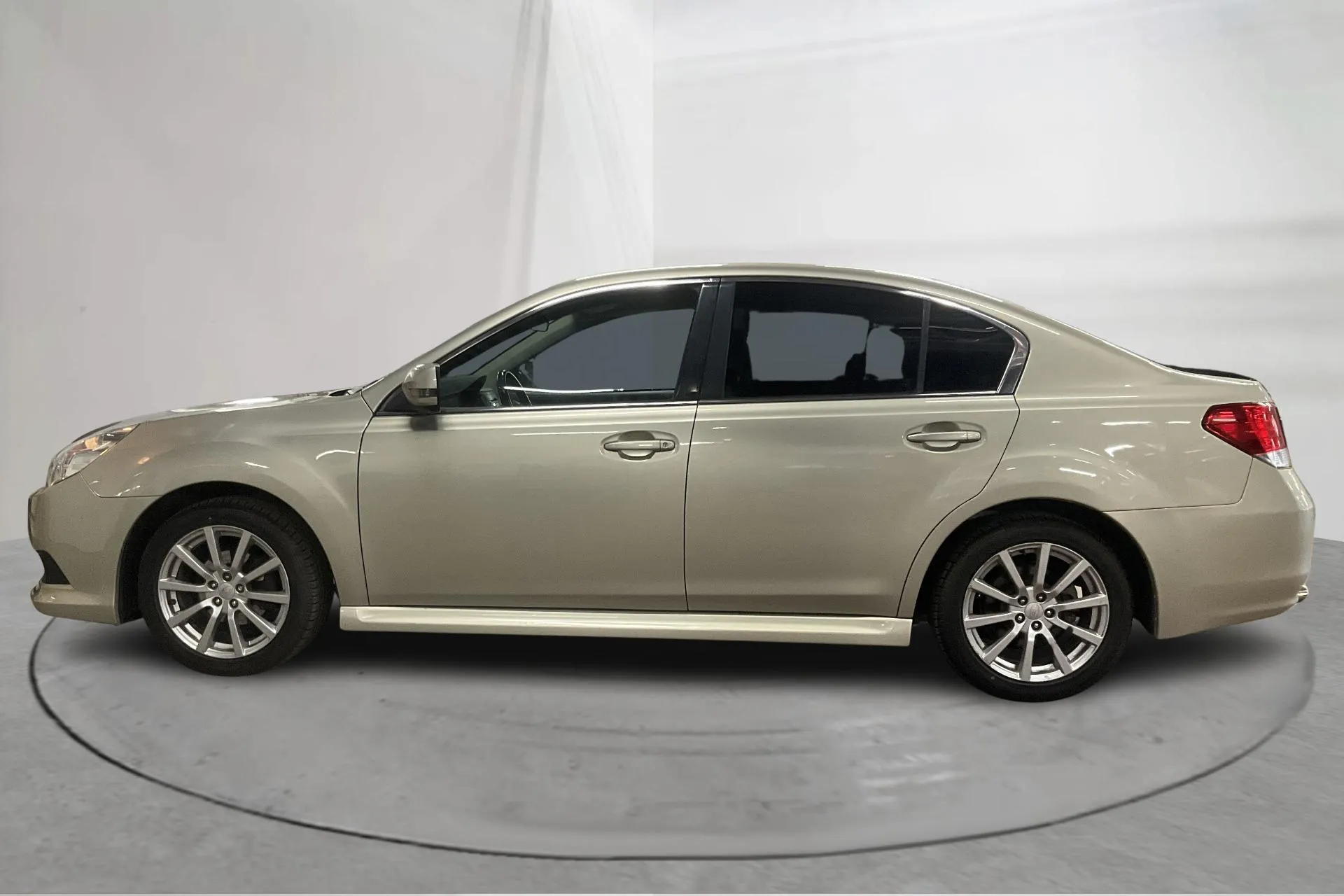 Presentationsfoto 2 av 10: Subaru Legacy 2.5i Sedan (167hk) - 22 641 mil - Automat - Light Yellow - 2011