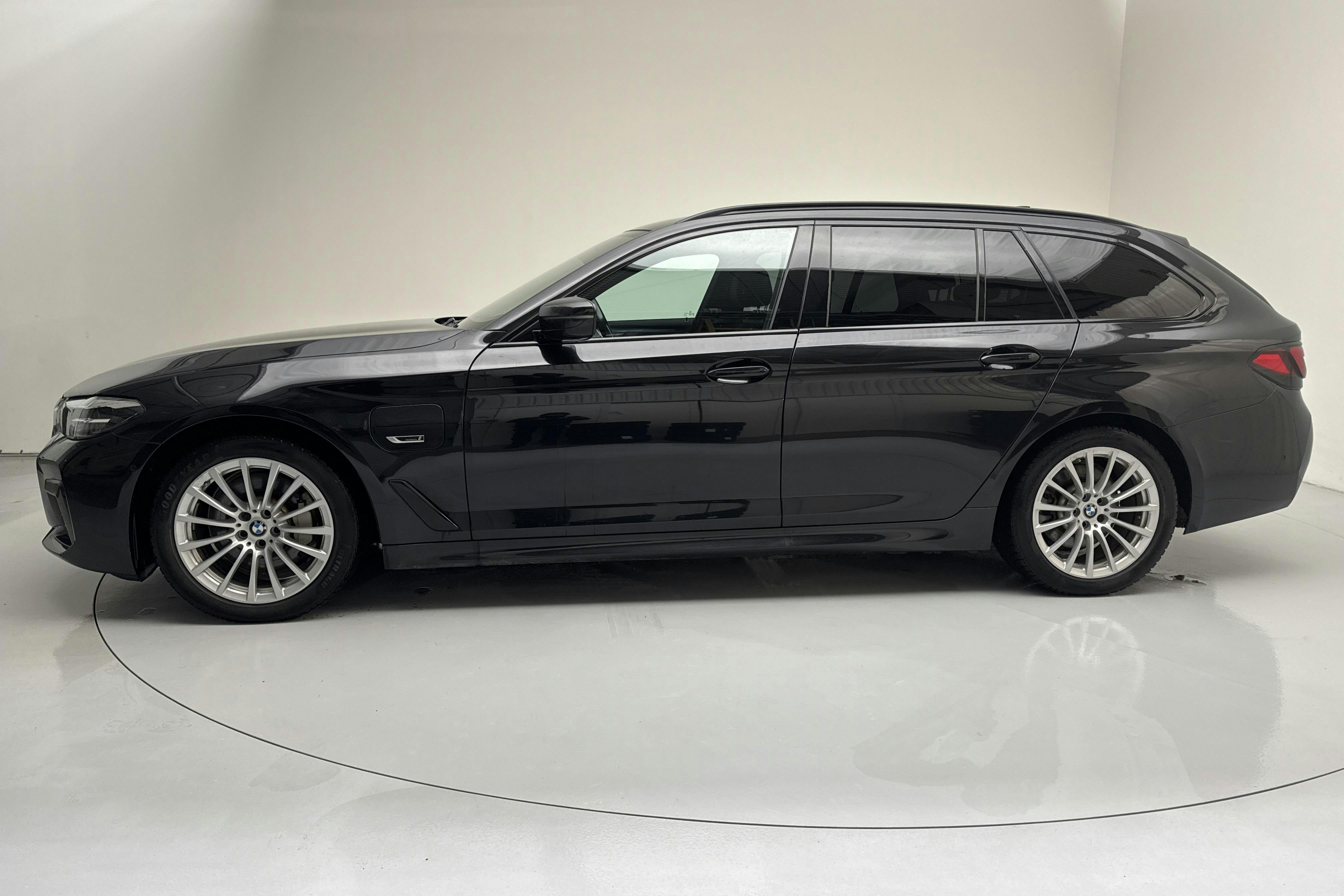 Præsentationsfoto 2 af 17: BMW 530e Touring, G31 12kWh LCI (292hk) - 108 730 kilometer - Salgsautomat - Sort - 2022