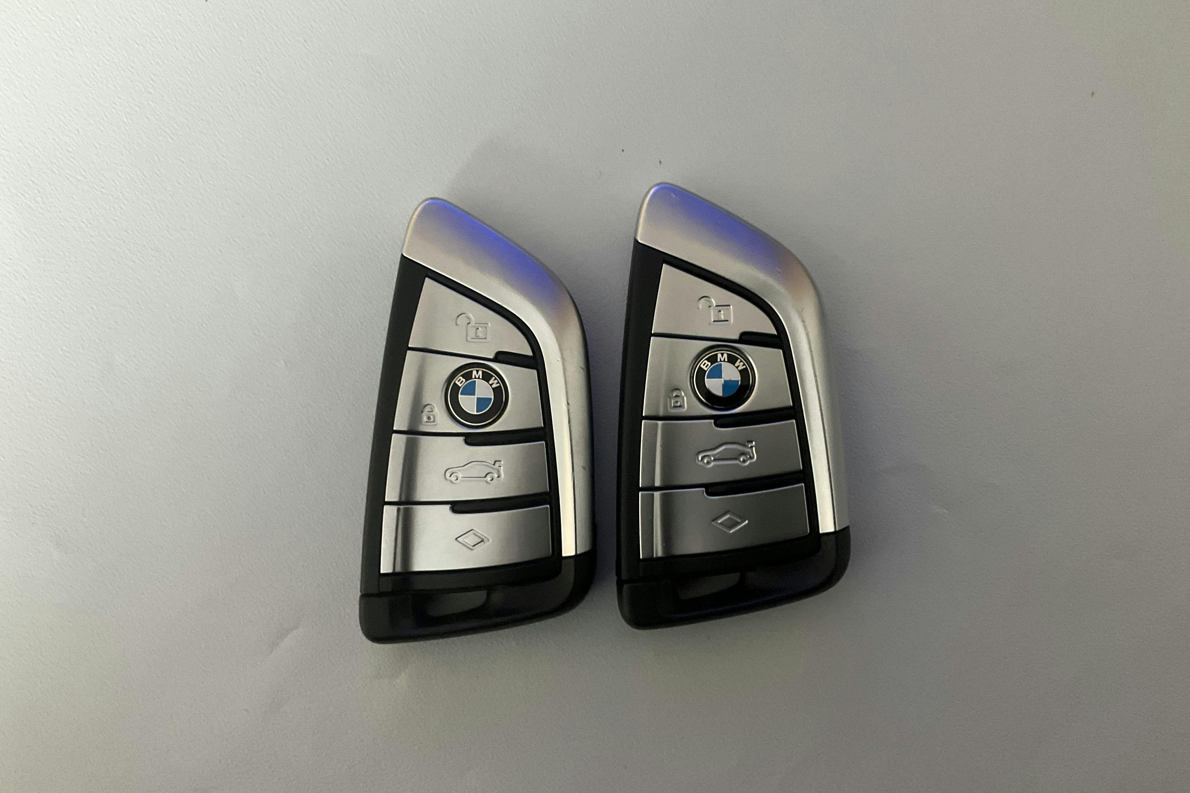 Præsentationsfoto 17 af 17: BMW 530e Touring, G31 12kWh LCI (292hk) - 108 730 kilometer - Salgsautomat - Sort - 2022