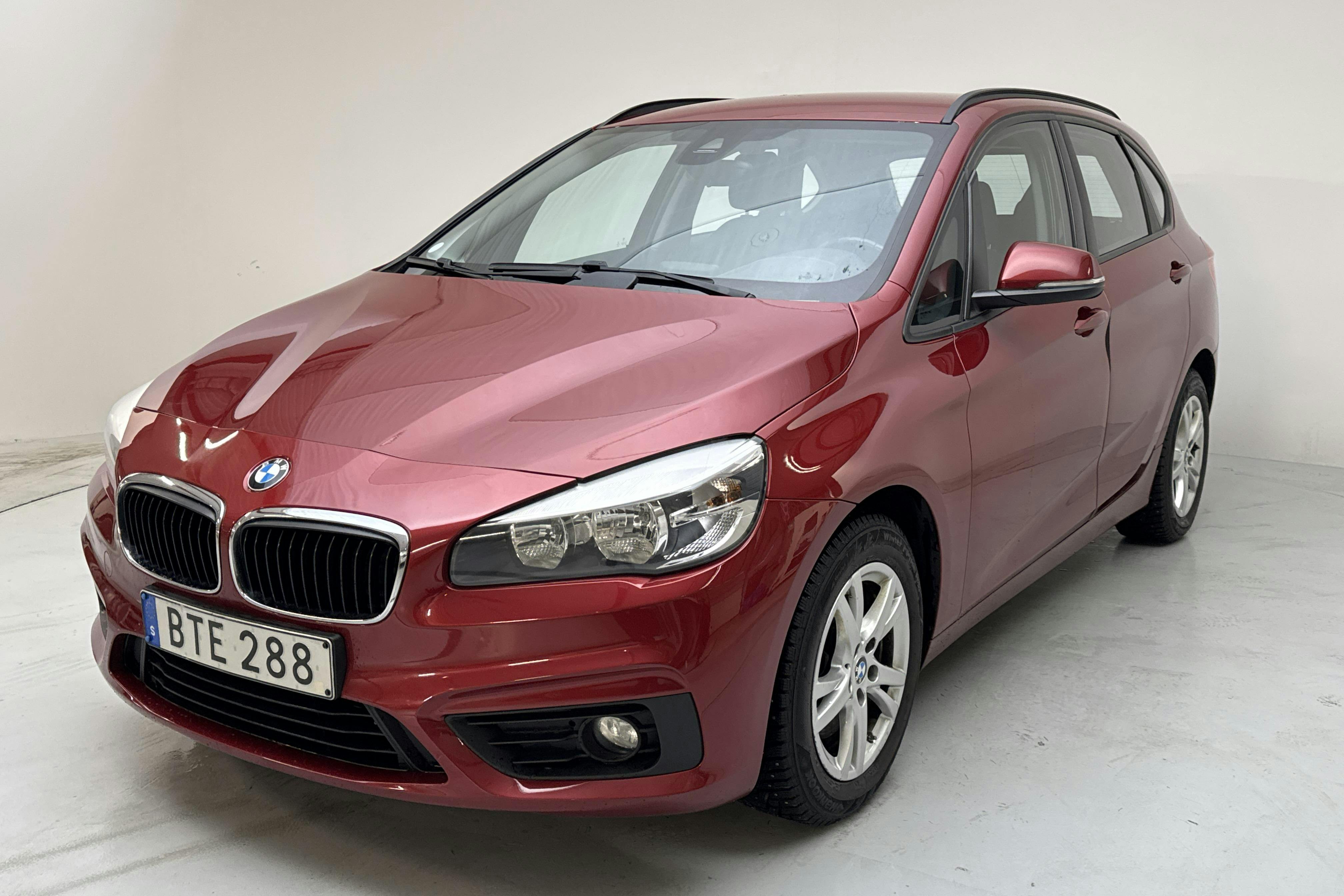 Presentationsfoto 1 av 13: BMW 218i Active Tourer, F45 (136hk) - 13 868 mil - Automat - röd - 2015