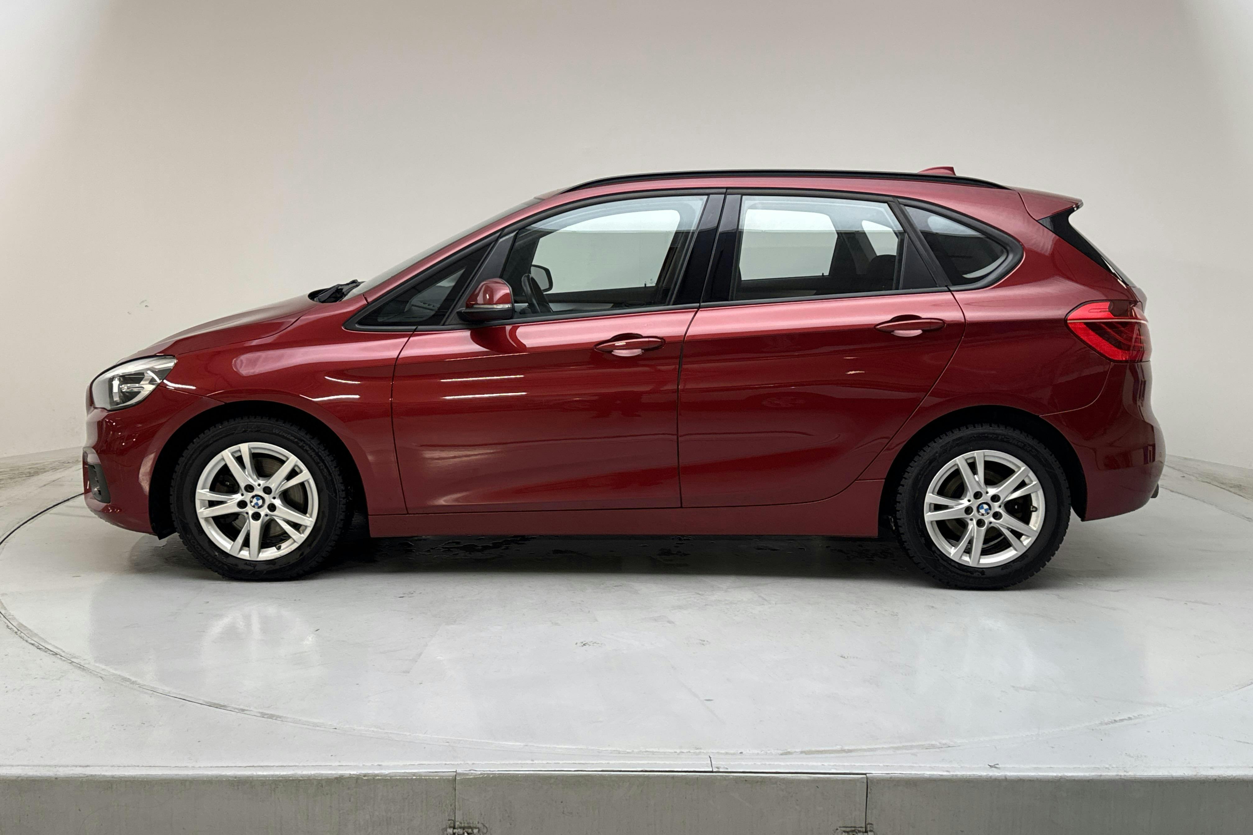 Presentationsfoto 2 av 13: BMW 218i Active Tourer, F45 (136hk) - 13 868 mil - Automat - röd - 2015