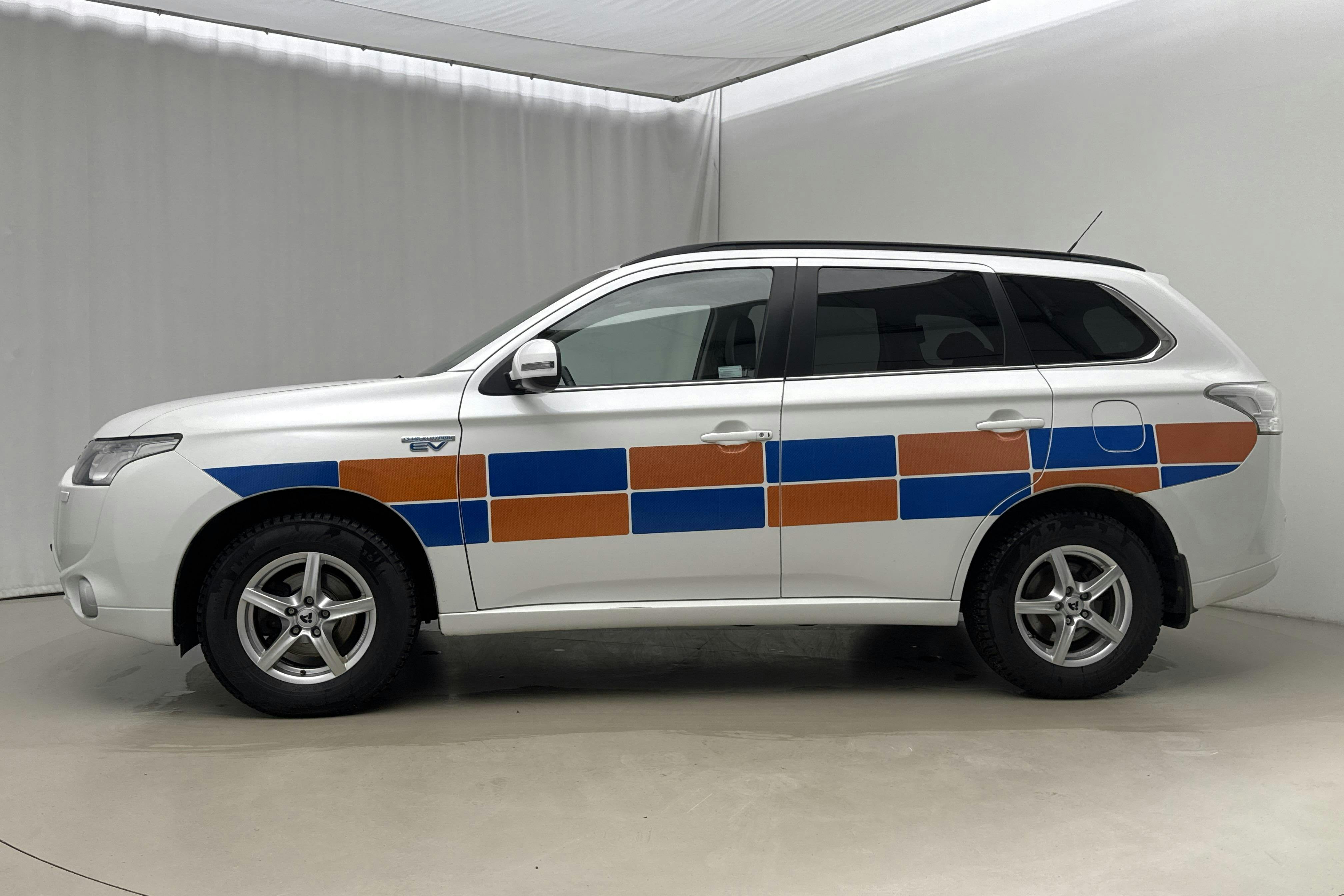 Presentation photo 2 of 19: Mitsubishi Outlander 2.0 Plug-in Hybrid 4WD (121hk) - 50 850 km - Automatic - white - 2014