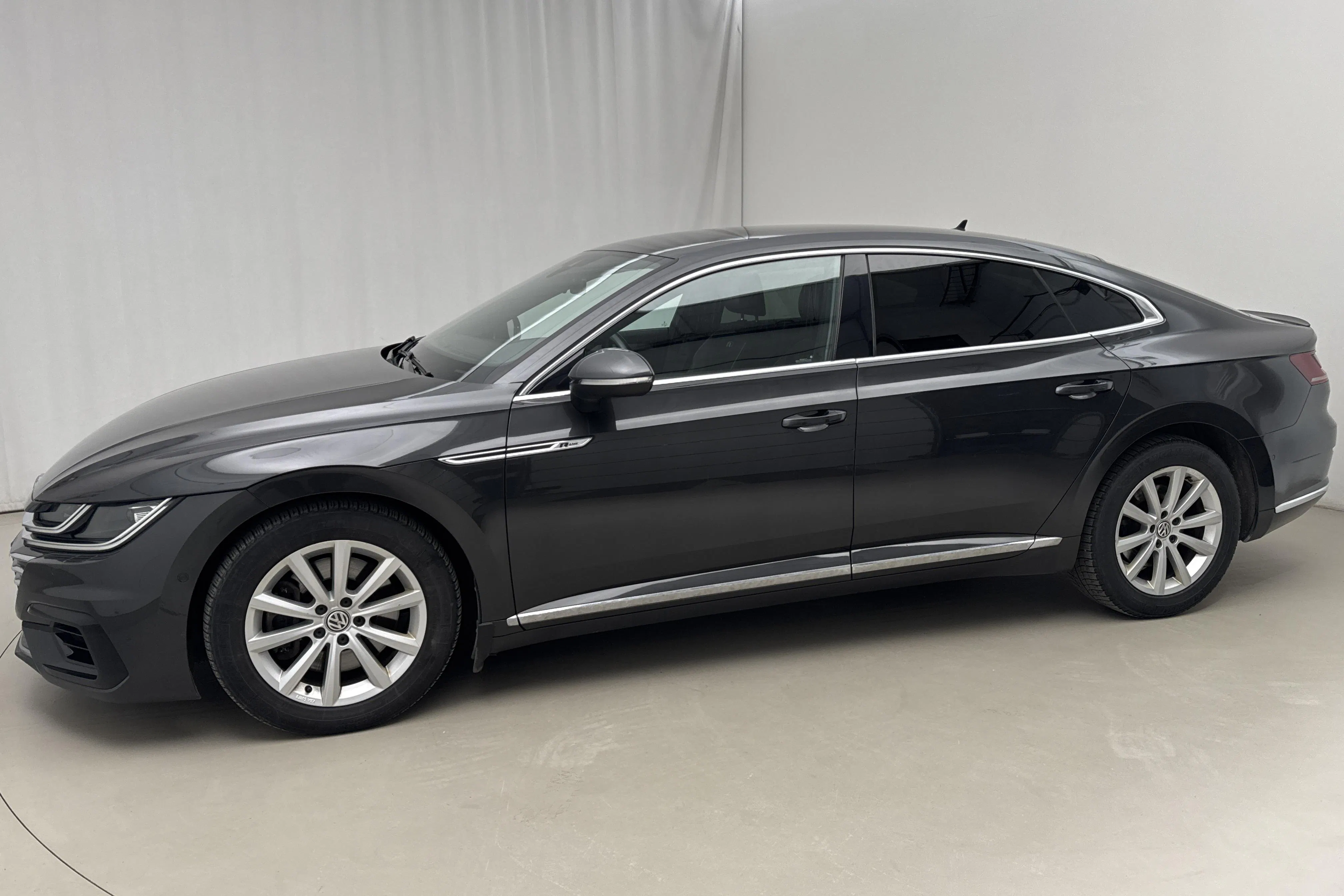 Presentationsfoto 2 av 21: VW Arteon 2.0 TDI 4MOTION (240hk) - 13 956 mil - Automat - Dark Grey - 2018