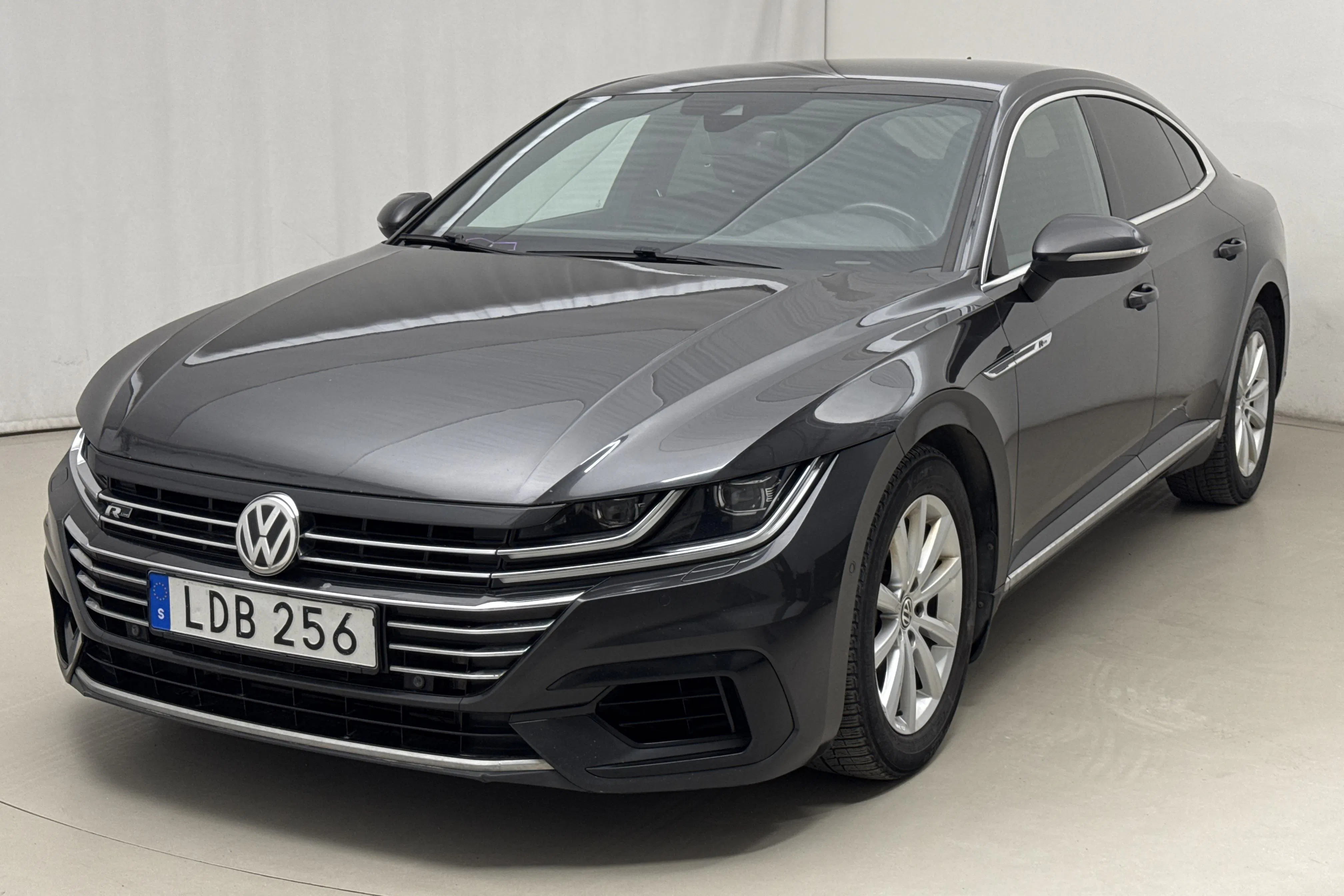 Presentationsfoto 1 av 21: VW Arteon 2.0 TDI 4MOTION (240hk) - 13 956 mil - Automat - Dark Grey - 2018