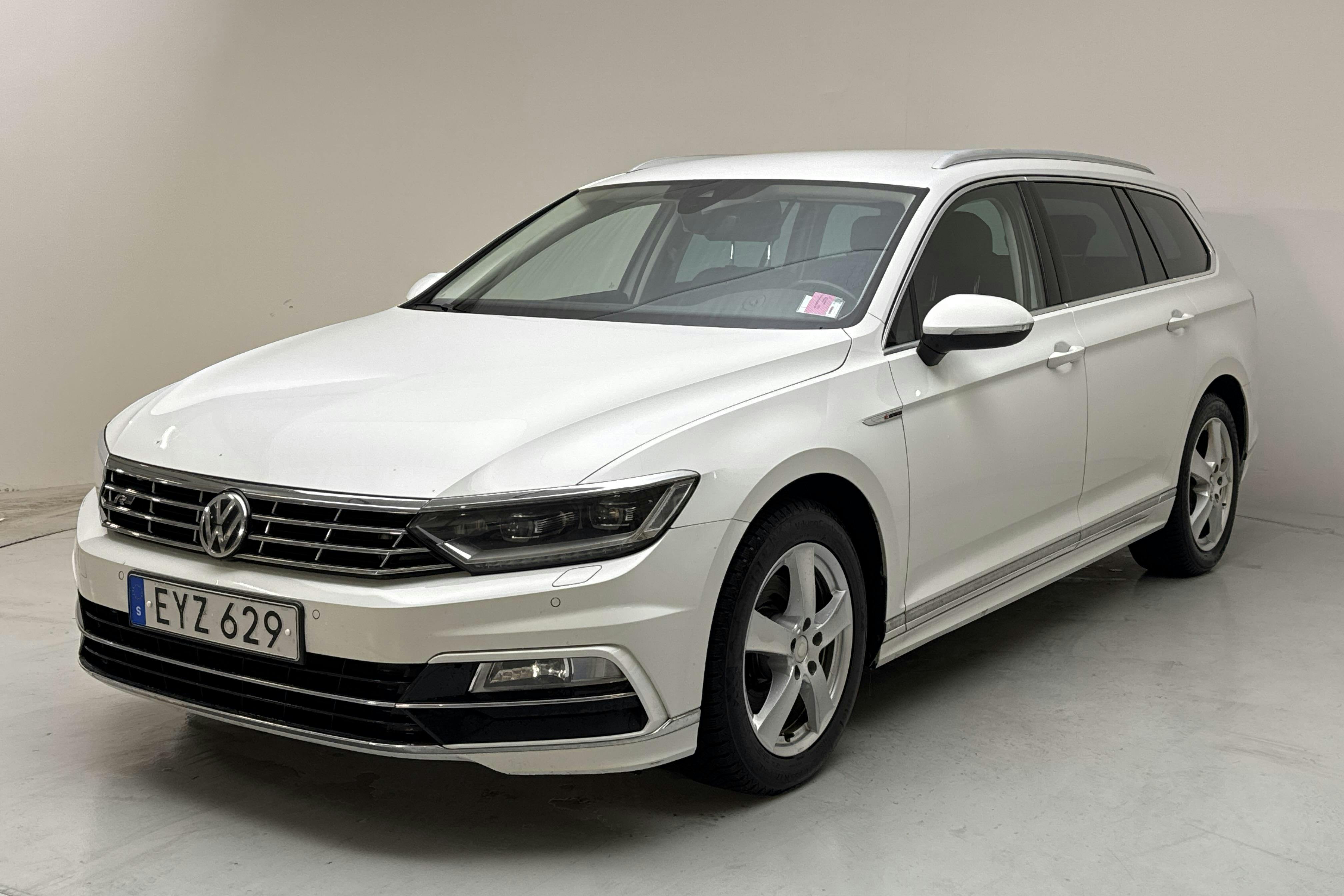 Presentation photo 1 of 15: VW Passat 2.0 TDI Sportscombi 4MOTION (190hk) - 196 730 km - Automatic - white - 2018
