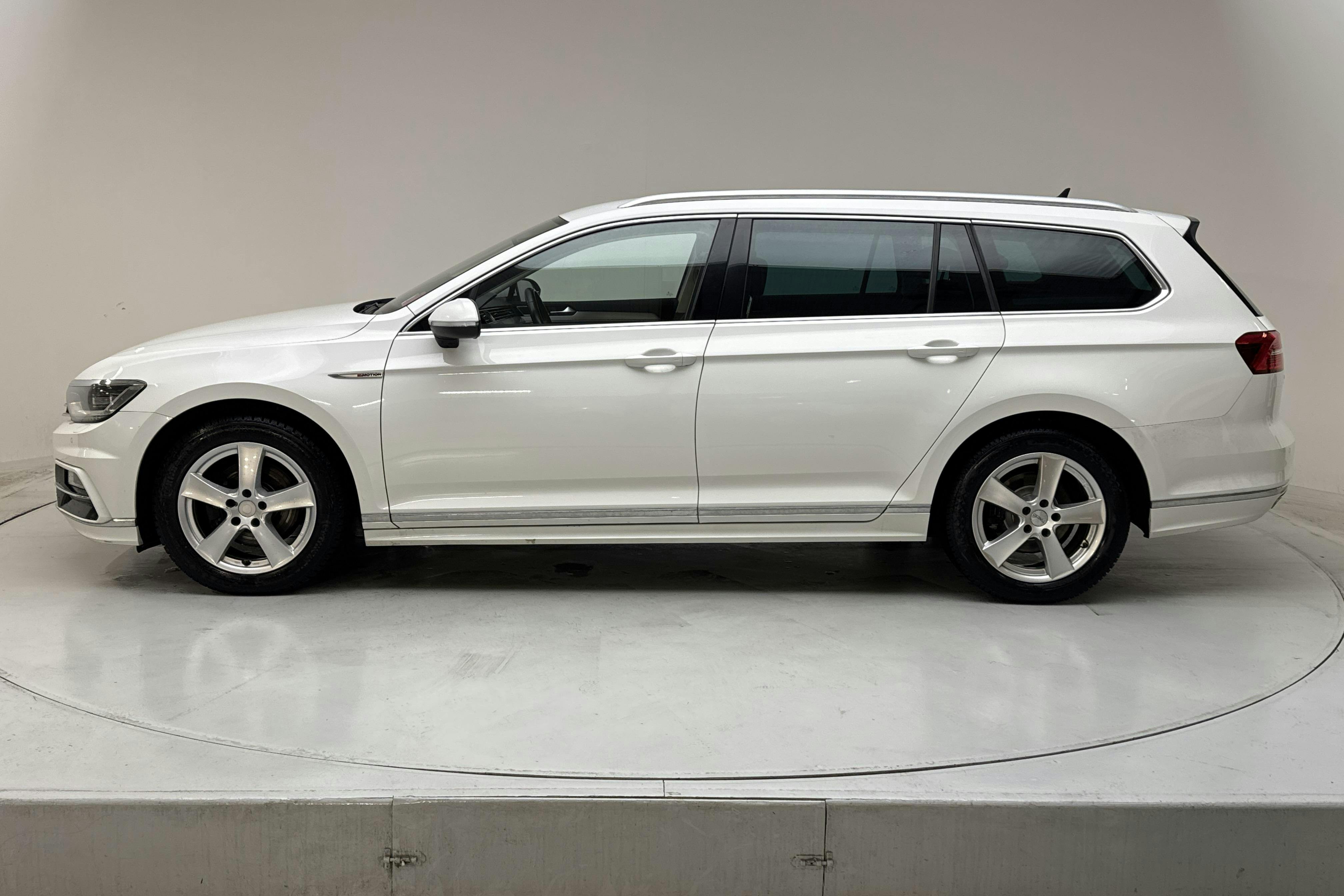 Presentation photo 2 of 15: VW Passat 2.0 TDI Sportscombi 4MOTION (190hk) - 196 730 km - Automatic - white - 2018