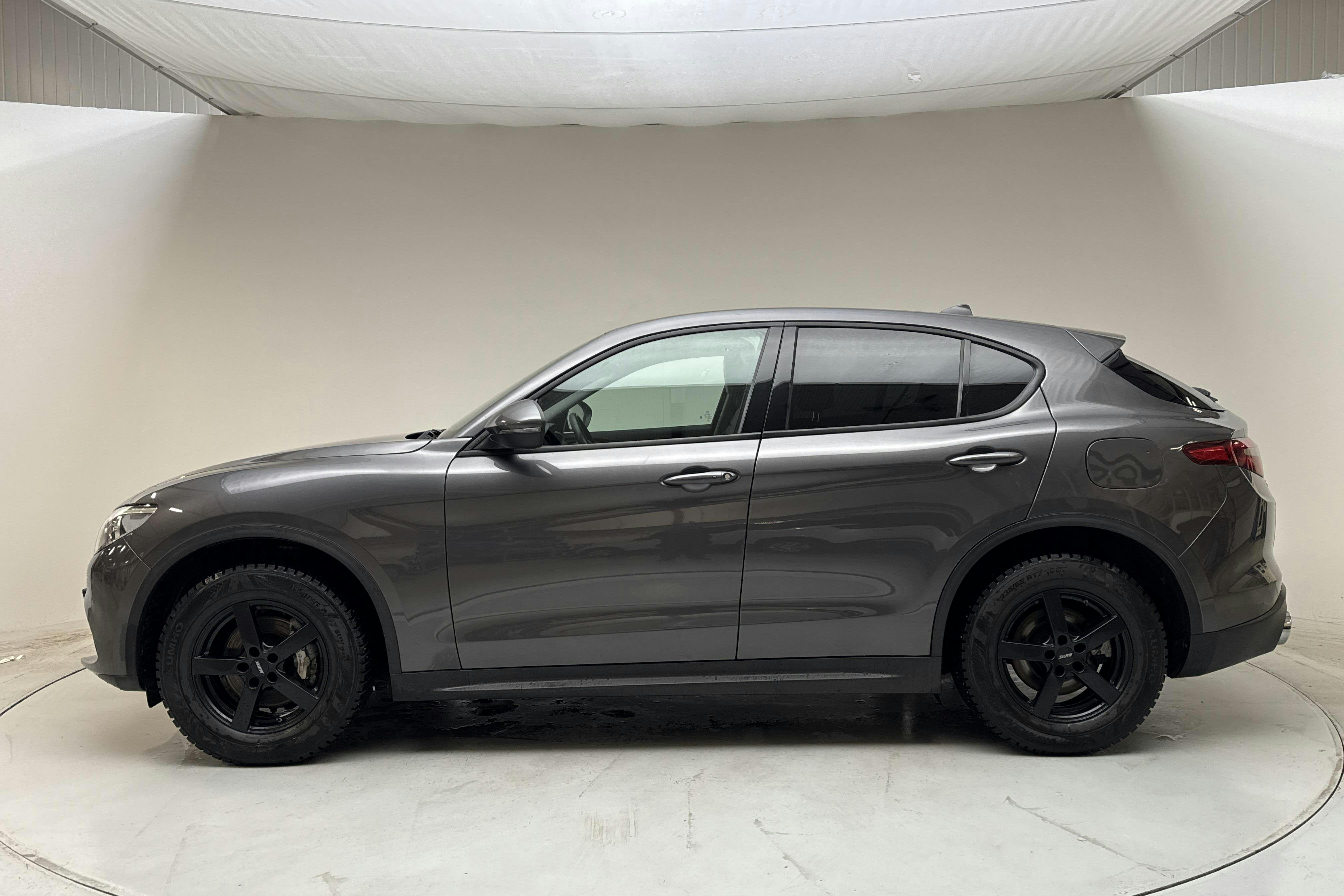 Presentationsfoto 2 av 14: Alfa Romeo Stelvio 2.0 AWD (280hk) - 8 847 mil - Automat - grå - 2019