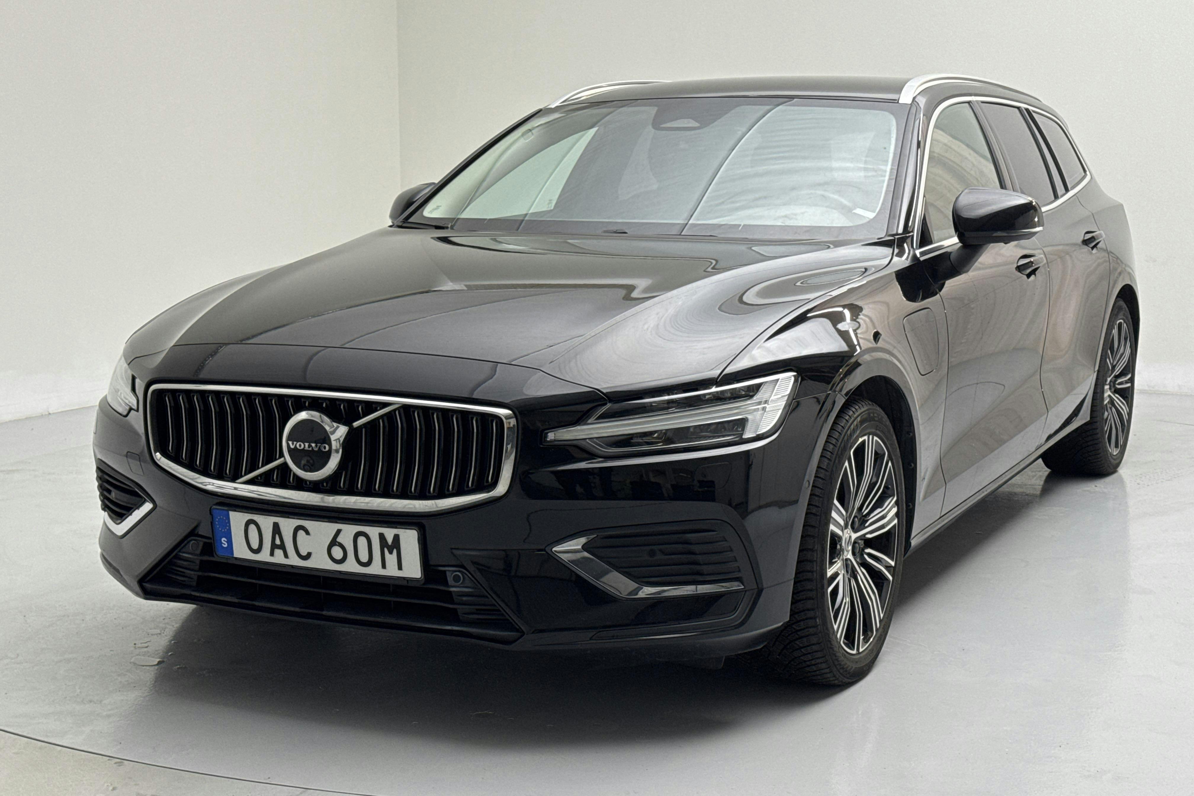 Presentationsfoto 1 av 19: Volvo V60 T6 AWD Recharge (350hk) - 5 474 mil - Automat - svart - 2023