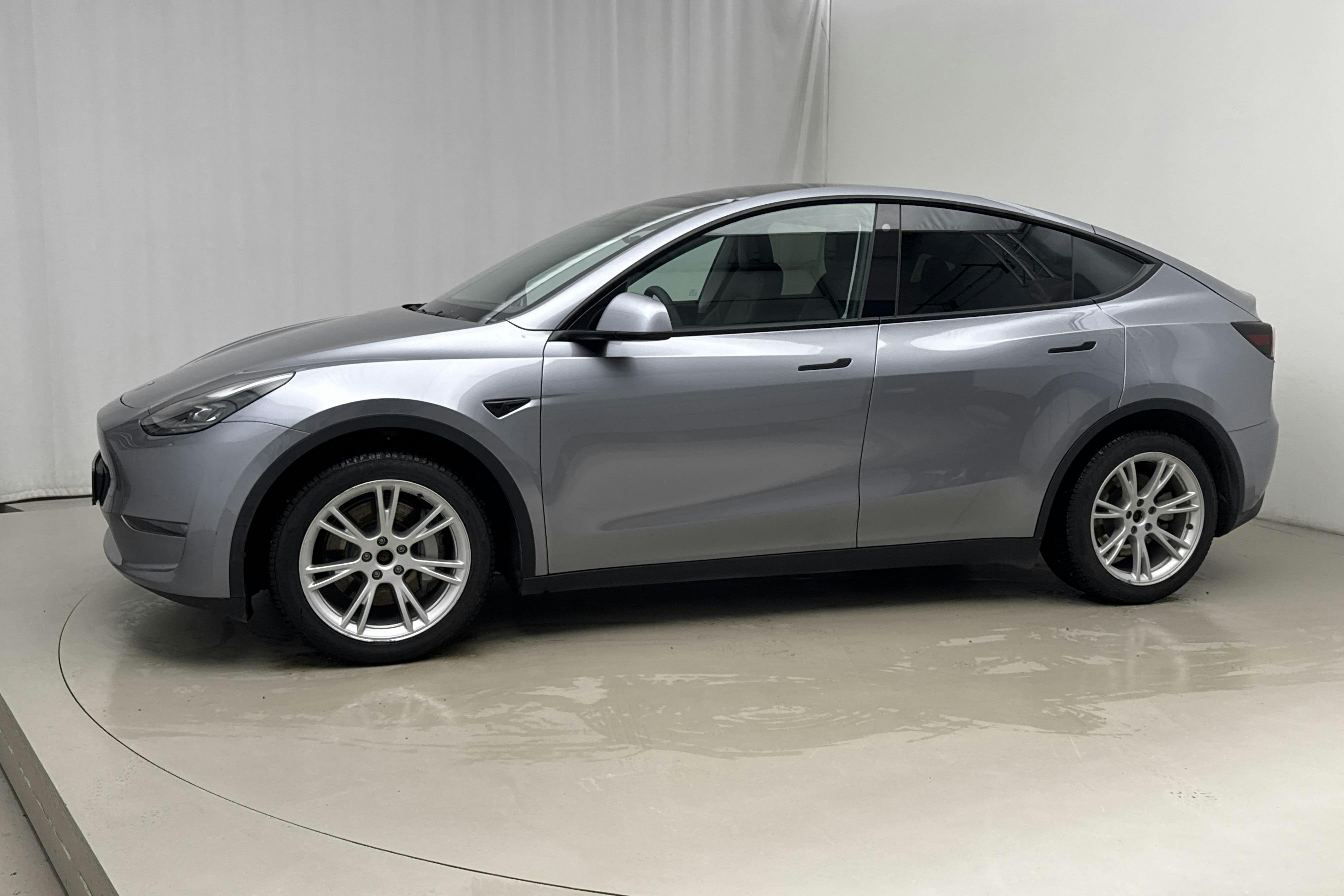 Presentation photo 2 of 20: Tesla Model Y Long Range Dual Motor AWD - 27 940 km - Automatic - gray - 2024