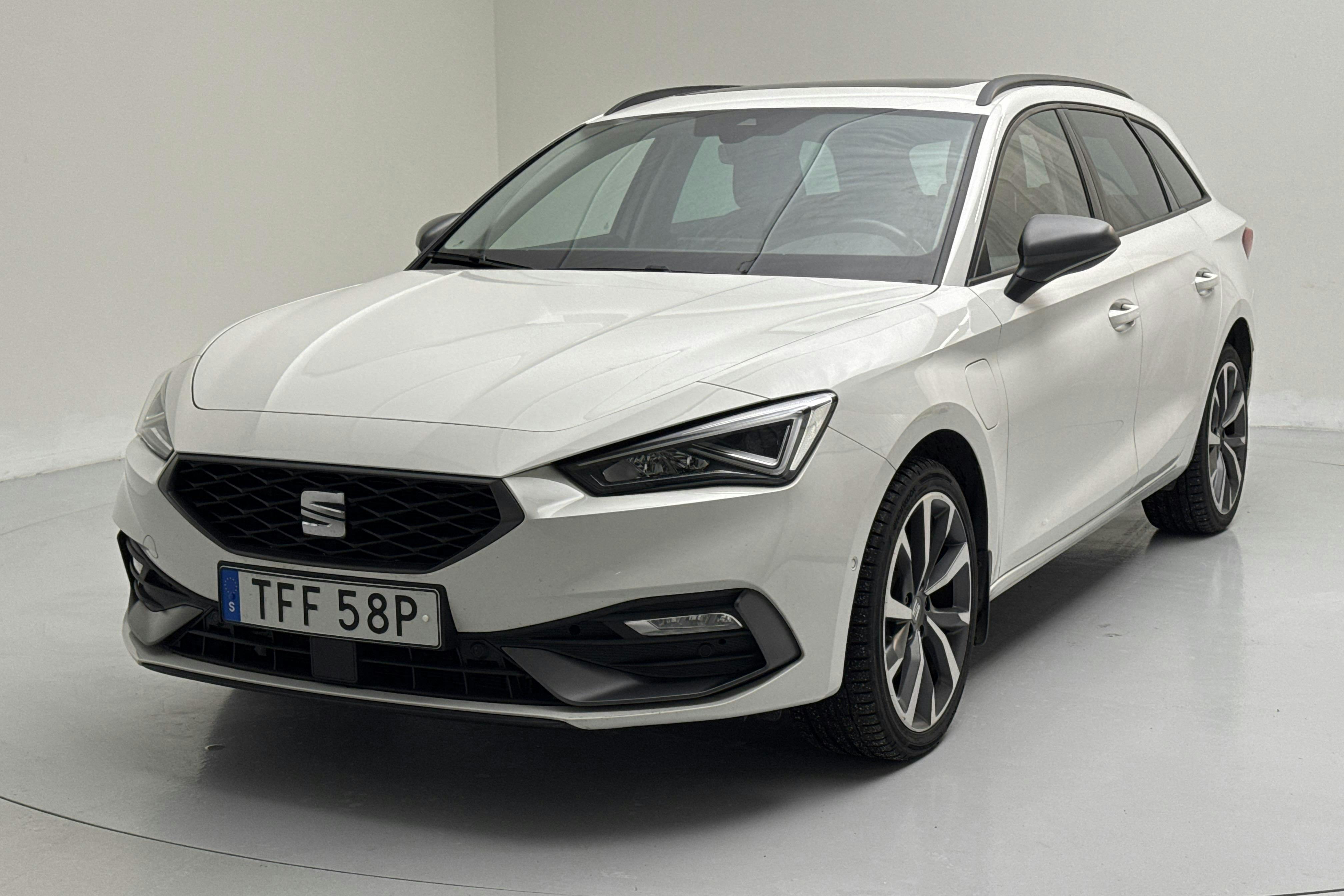 Presentation photo 1 of 16: Seat Leon 1.4 e-Hybrid Plug-in Sportstourer (204hk) - 130 870 km - Automatic - white - 2021