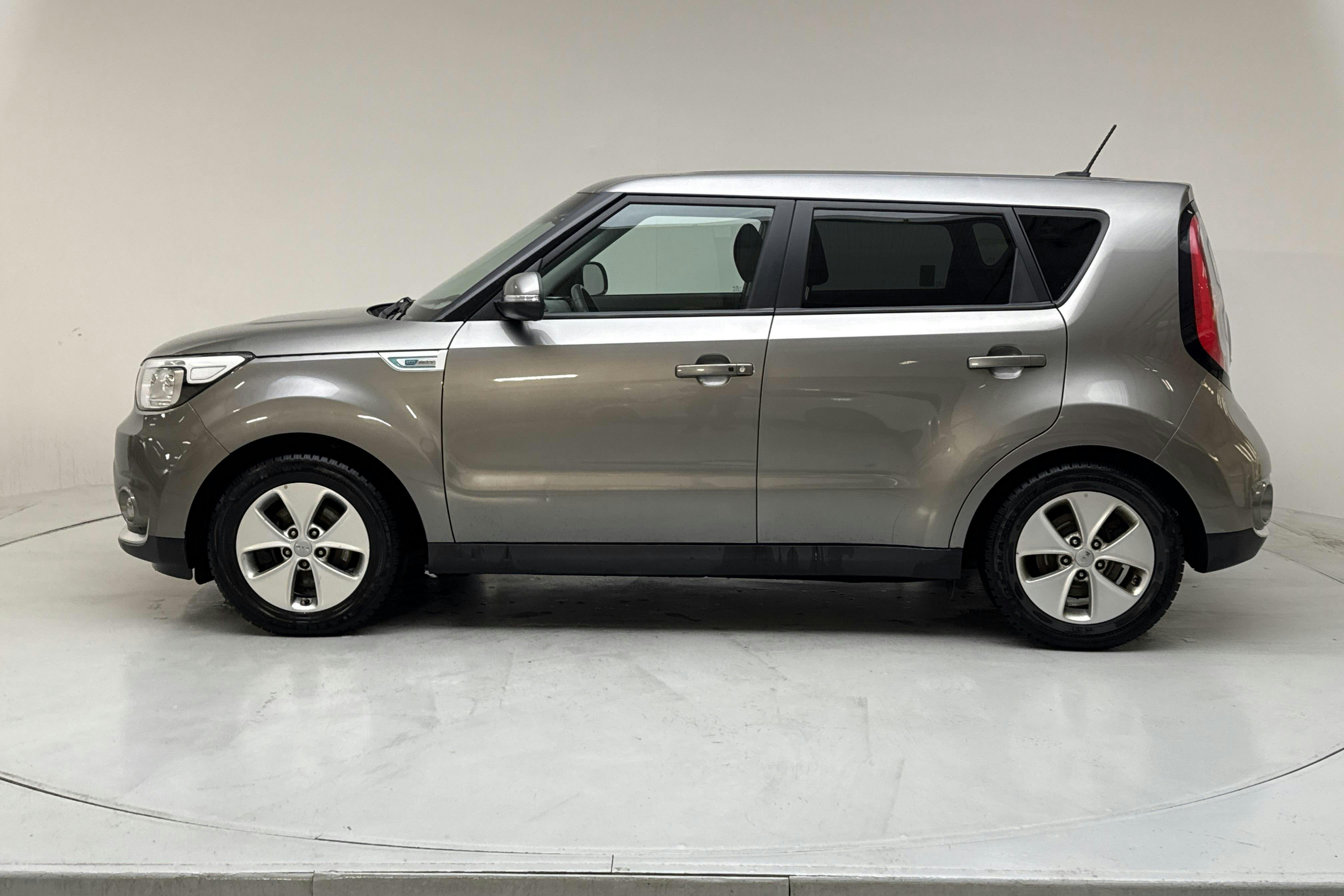 Presentation photo 2 of 15: KIA Soul EV (110hk) - 82 650 km - Automatic - gray - 2016