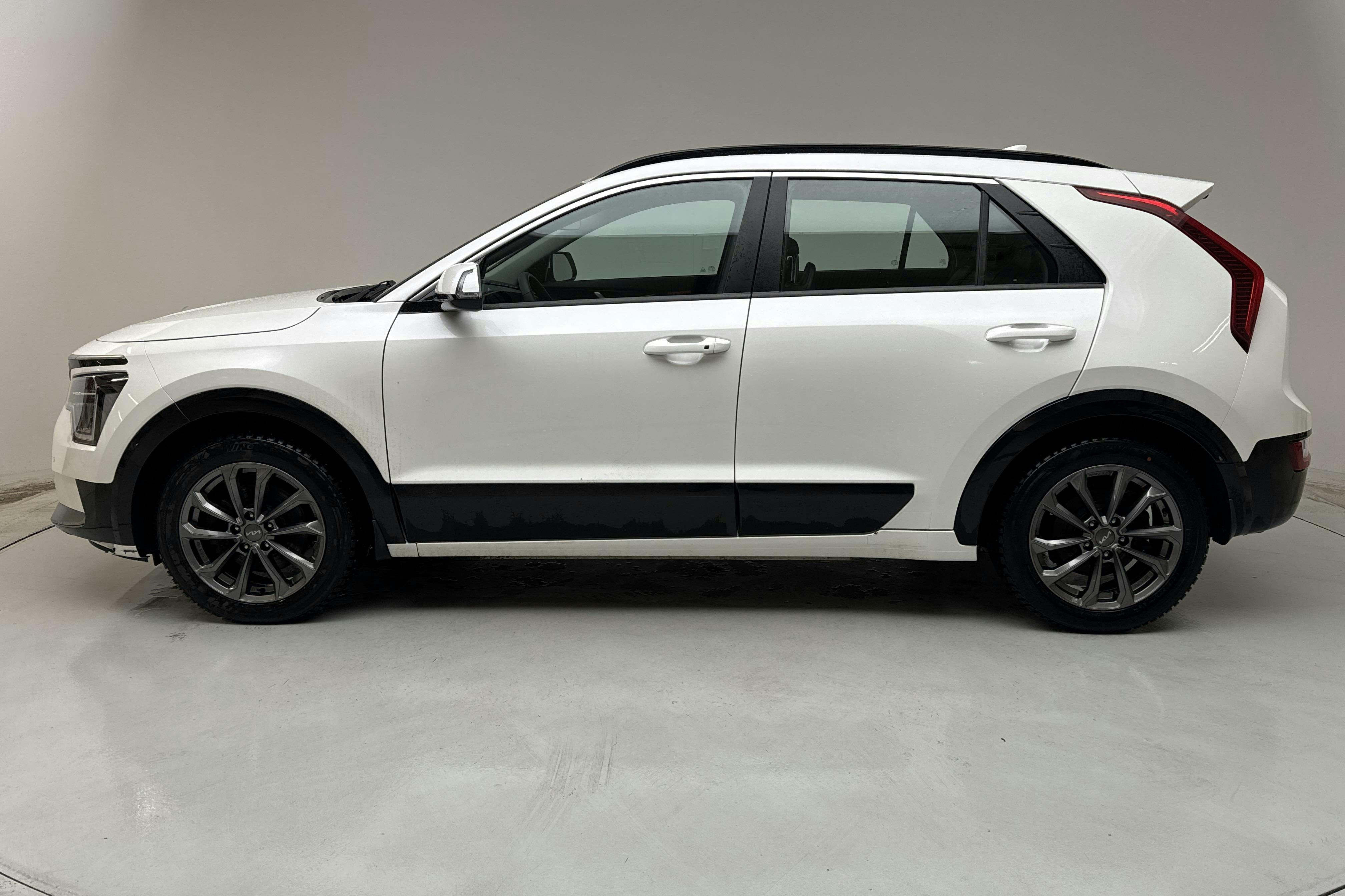Präsentationsfoto 2 von 16: KIA Niro EV 65kWh (204hk) - 97 260 Kilometer - Verkaufsautomat - Weiß - 2023