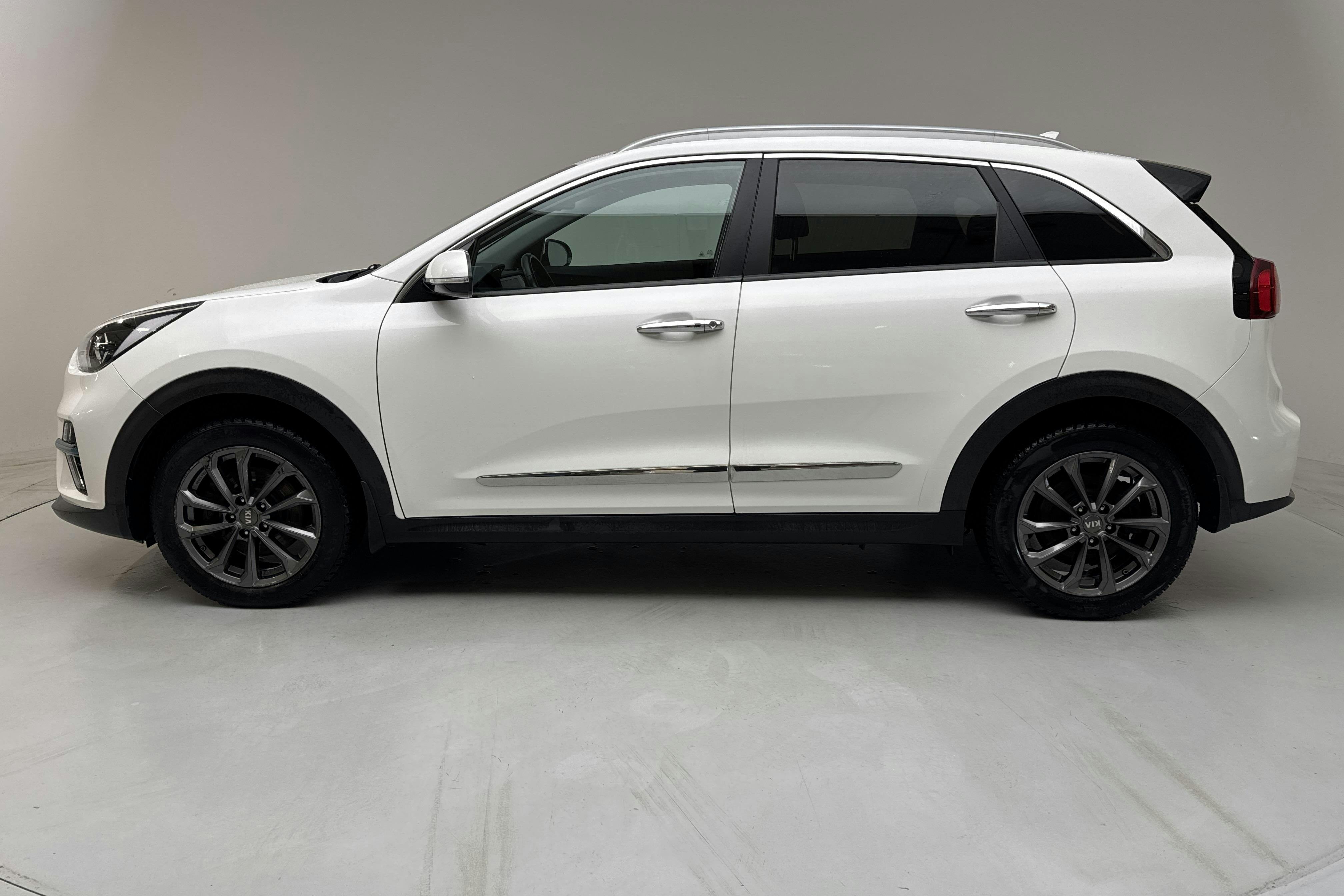 Präsentationsfoto 2 von 16: KIA e-Niro 64kWh (204hk) - 76 760 Kilometer - Verkaufsautomat - Weiß - 2021