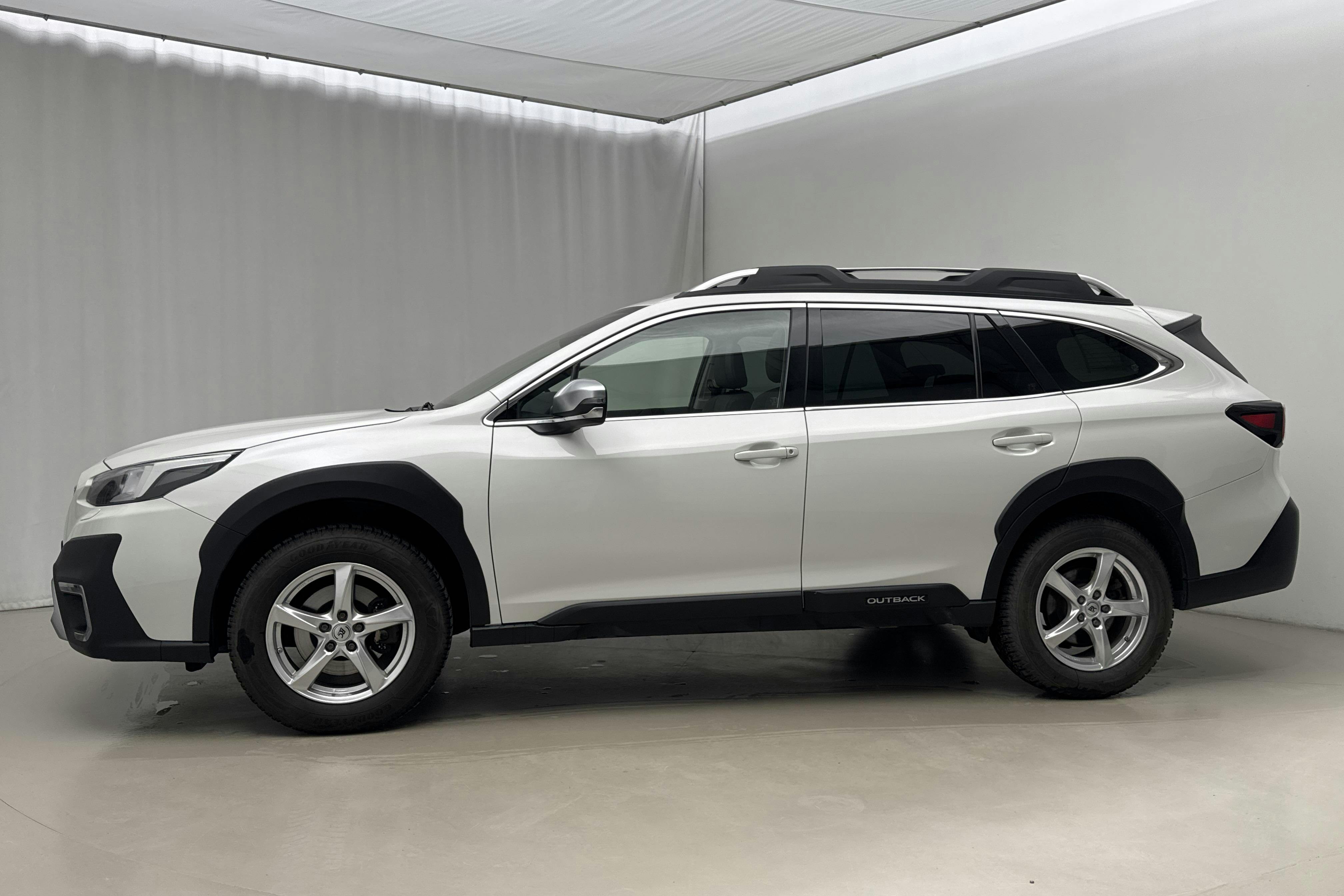 Presentation photo 2 of 24: Subaru Outback 2.5i XFuel 4WD (169hk) - 98 980 km - Automatic - white - 2022