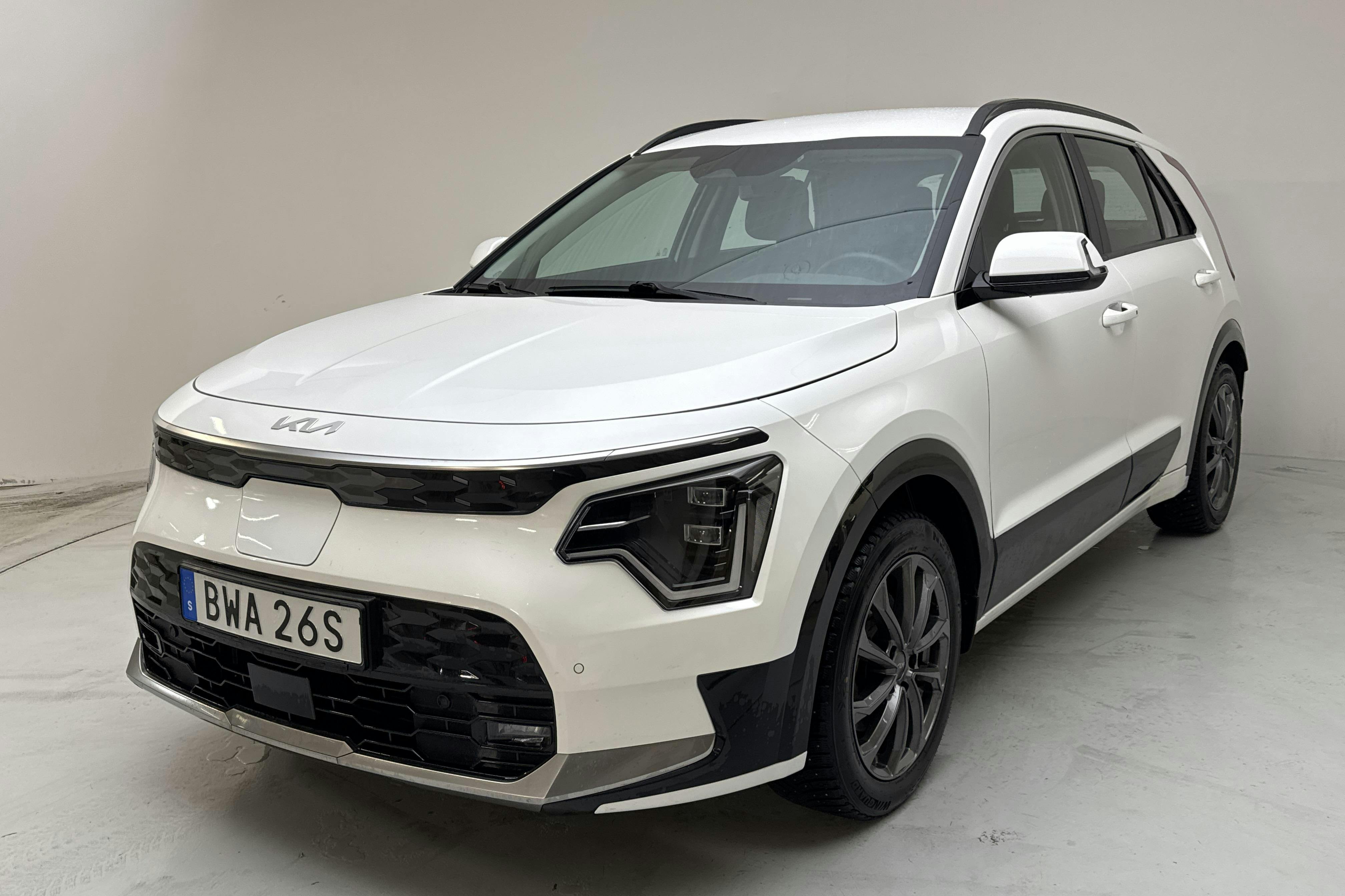 Präsentationsfoto 1 von 17: KIA Niro EV 65kWh (204hk) - 100 620 Kilometer - Verkaufsautomat - Weiß - 2023