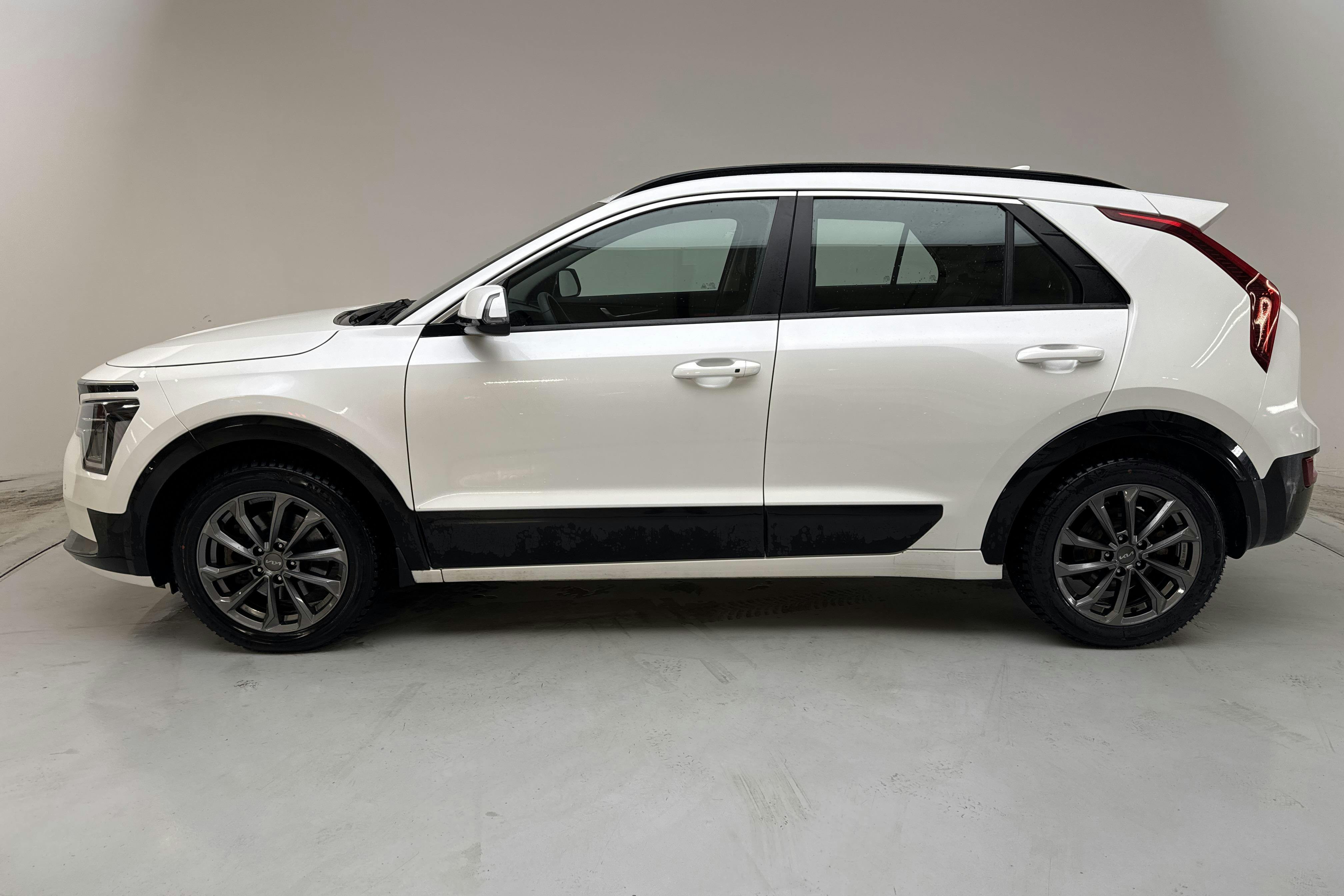 Präsentationsfoto 2 von 17: KIA Niro EV 65kWh (204hk) - 100 620 Kilometer - Verkaufsautomat - Weiß - 2023