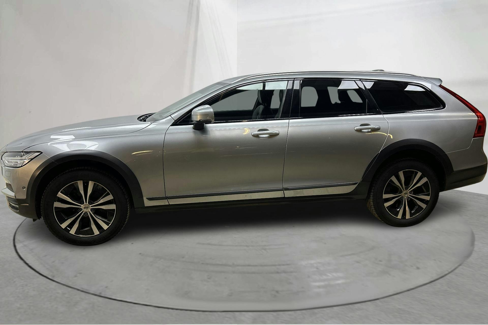 Presentationsfoto 2 av 23: Volvo V90 D4 Cross Country AWD (190hk) - 11 906 mil - Automat - silver - 2018