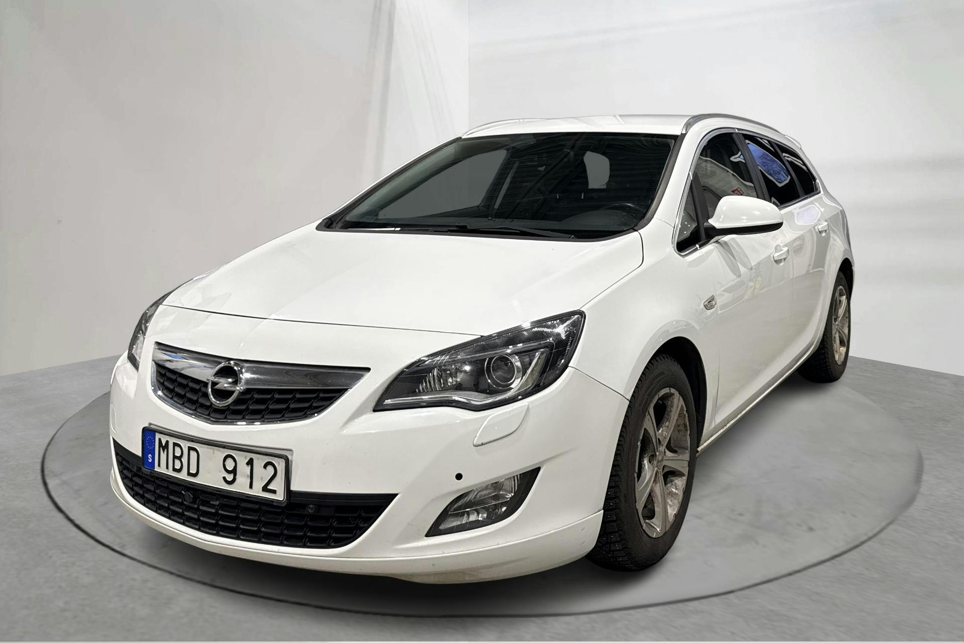 Presentation photo 1 of 13: Opel Astra 1.4 Turbo ECOTEC Sports Tourer (140hk) - 157 100 km - Manual - white - 2012