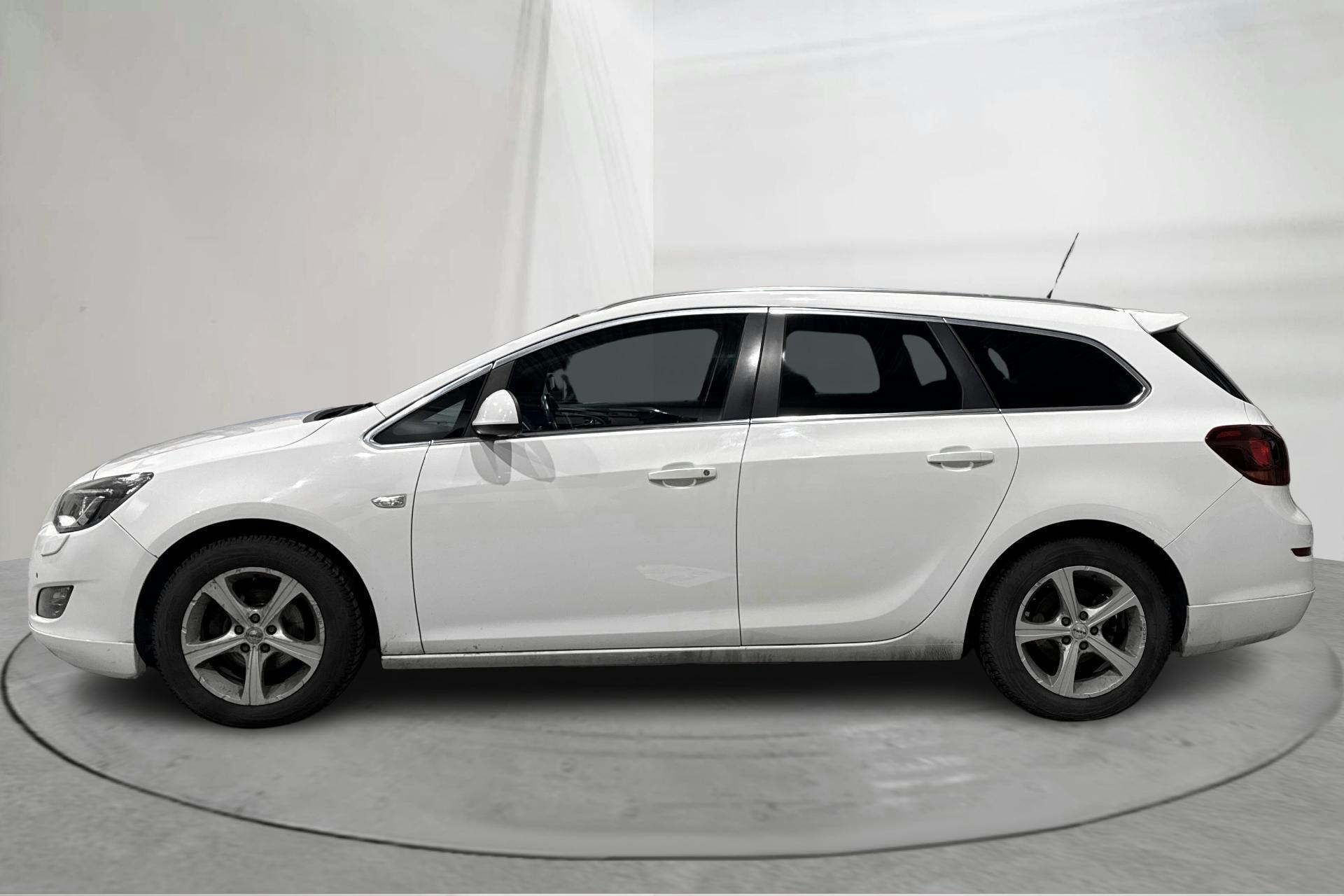 Presentation photo 2 of 13: Opel Astra 1.4 Turbo ECOTEC Sports Tourer (140hk) - 157 100 km - Manual - white - 2012