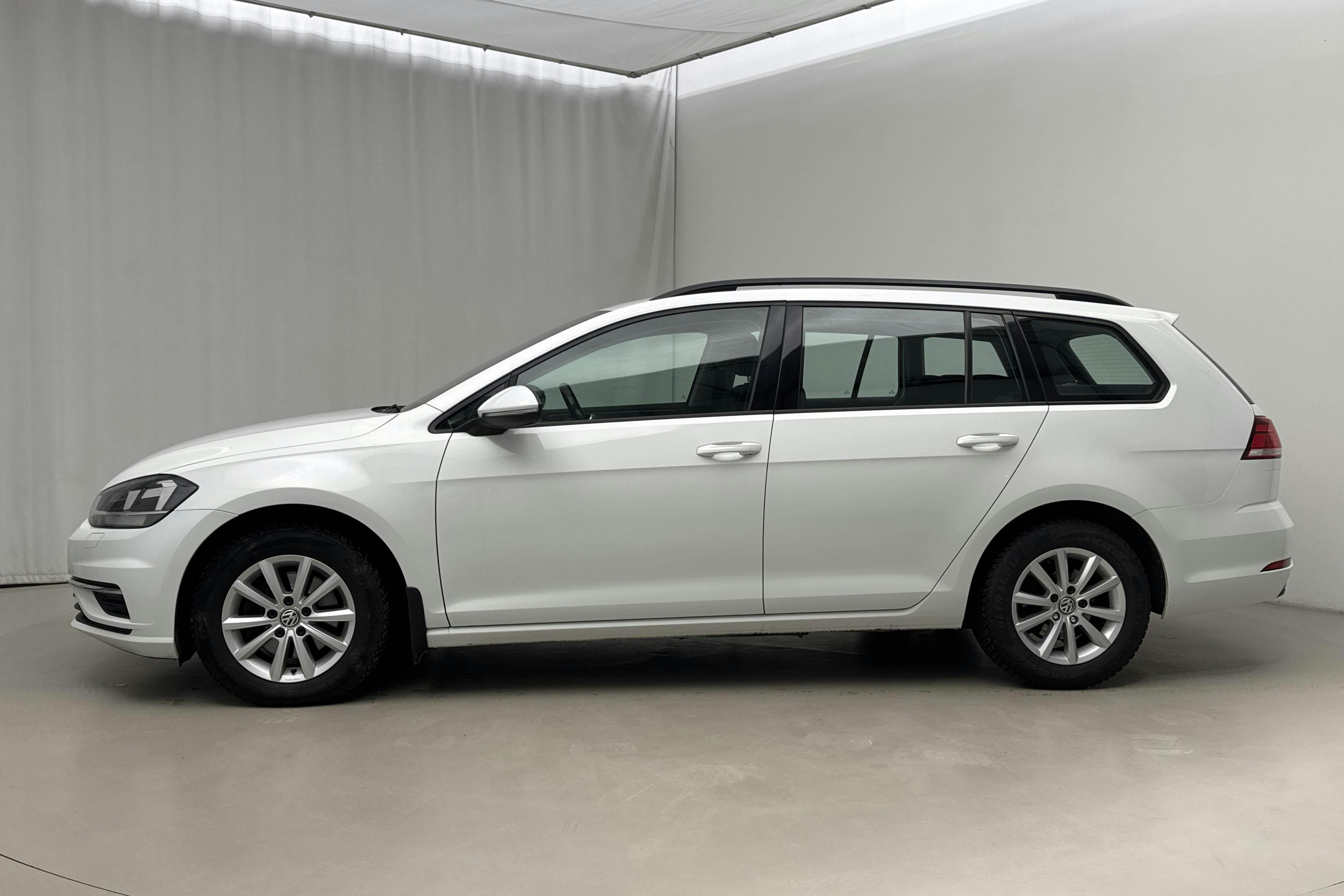 Presentationsfoto 2 av 19: VW Golf VII 1.0 TSI Sportscombi (110hk) - 14 108 mil - Manuell - vit - 2017