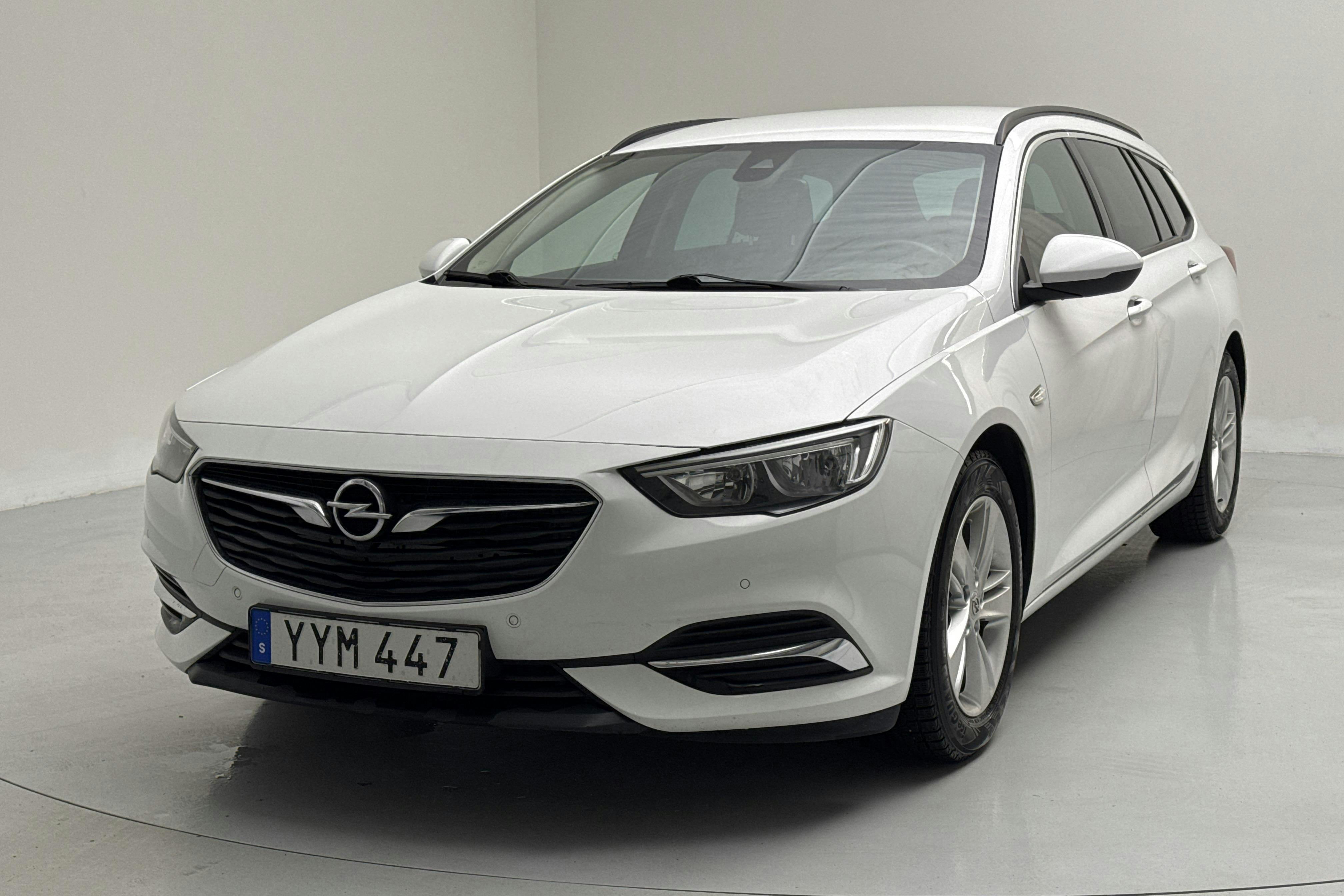 Presentationsfoto 1 av 14: Opel Insignia 1.5 Turbo Sports Tourer (165hk) - 12 218 mil - Automat - vit - 2018
