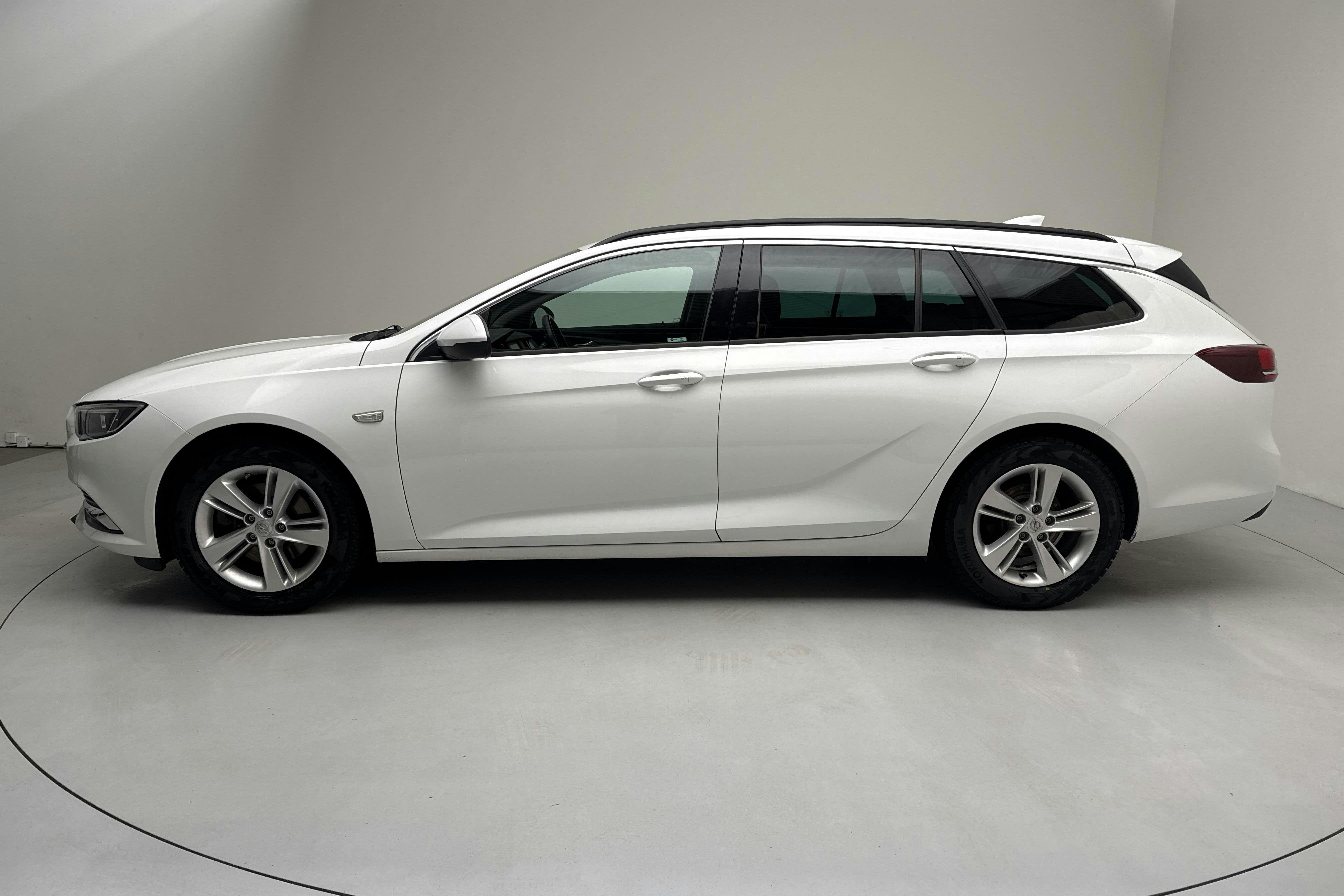 Presentationsfoto 2 av 14: Opel Insignia 1.5 Turbo Sports Tourer (165hk) - 12 218 mil - Automat - vit - 2018