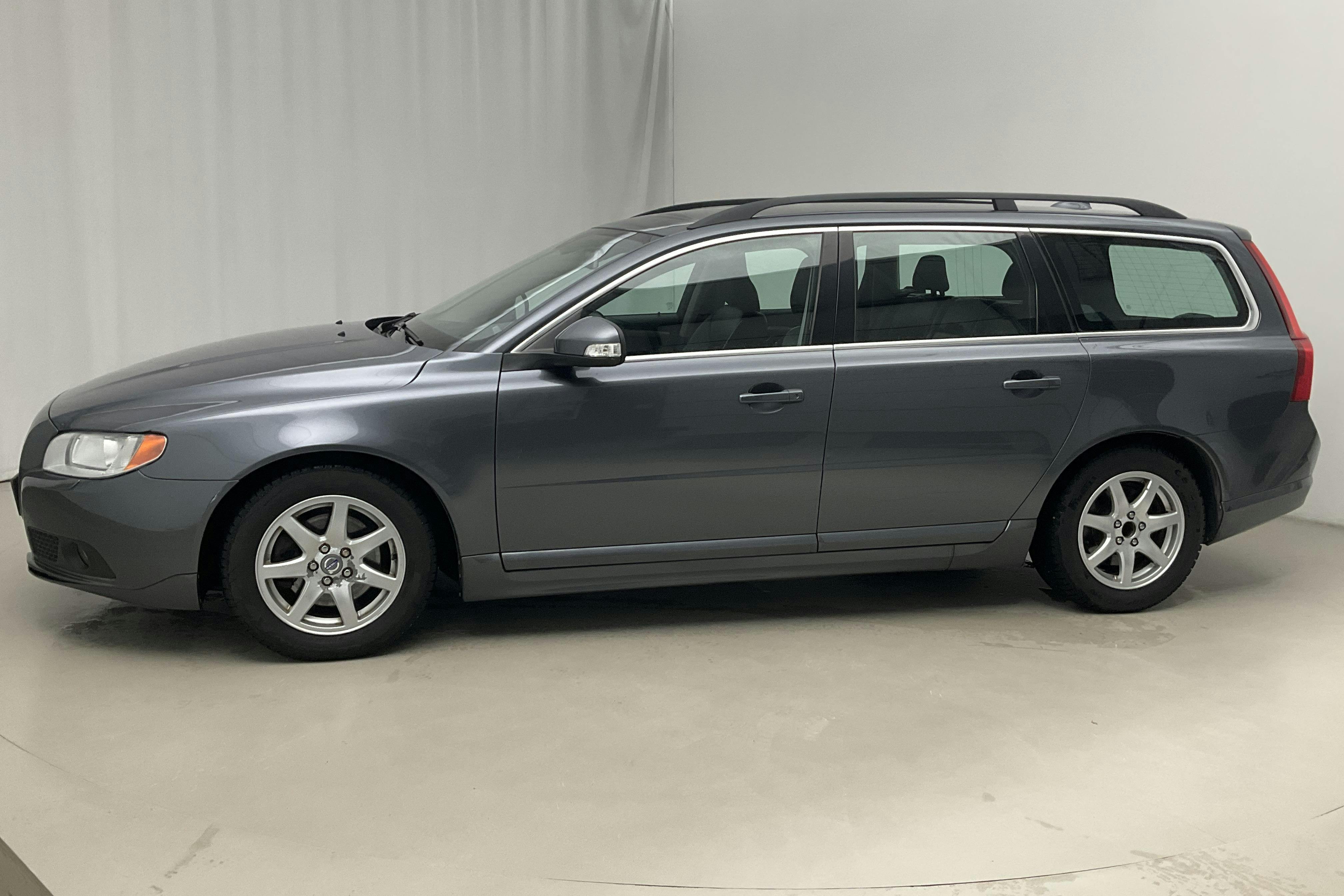 Presentationsfoto 2 av 14: Volvo V70 II 1.6D DRIVe (109hk) - 17 991 mil - Manuell - grå - 2011
