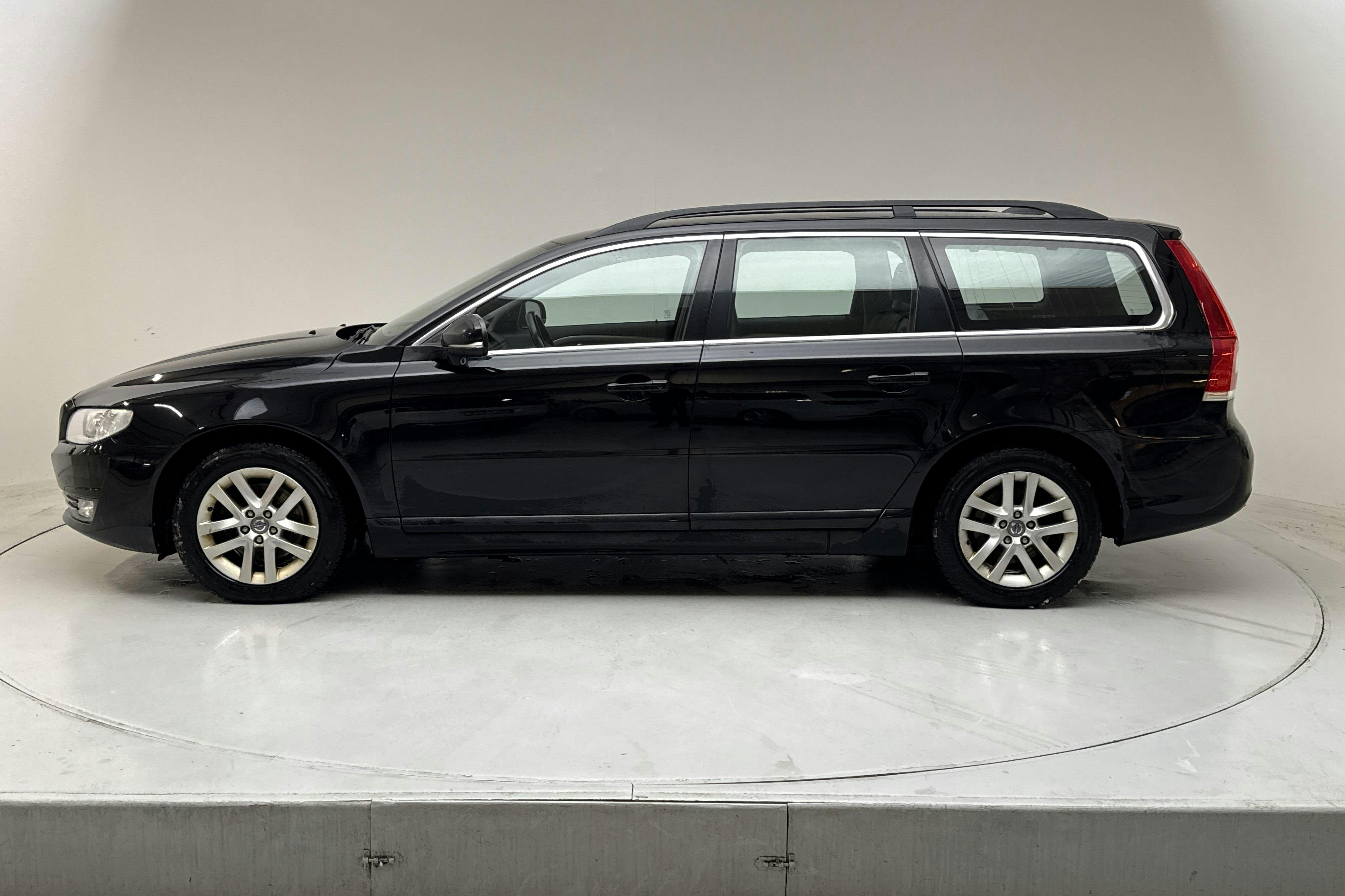 Presentation photo 2 of 15: Volvo V70 II D4 (181hk) - 237 820 km - Automatic - black - 2015