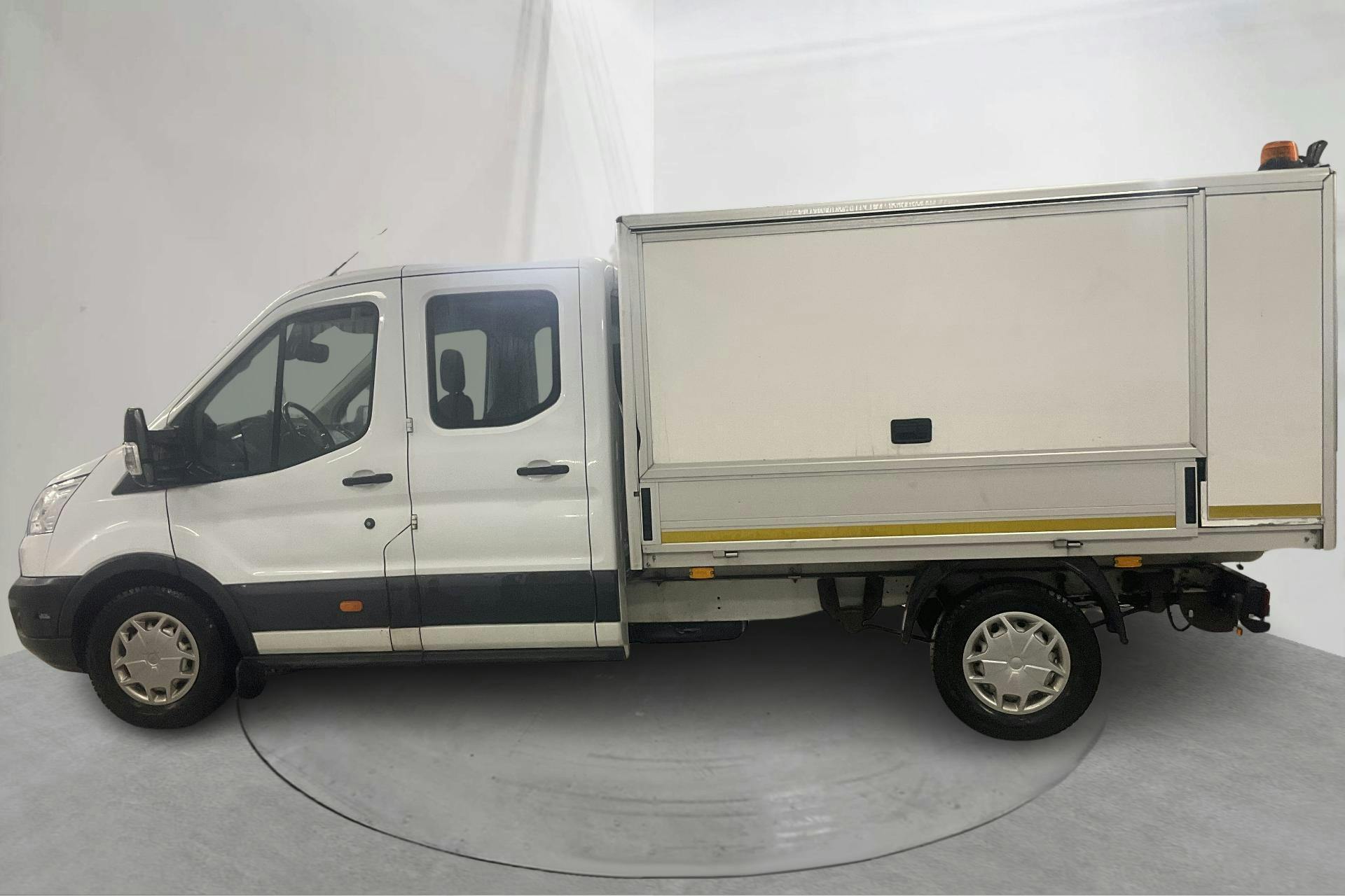 Presentationsfoto 2 av 18: Ford Transit Chassi 350 2.0 TDCi 2WD (170hk) - 8 945 mil - Manuell - 2017