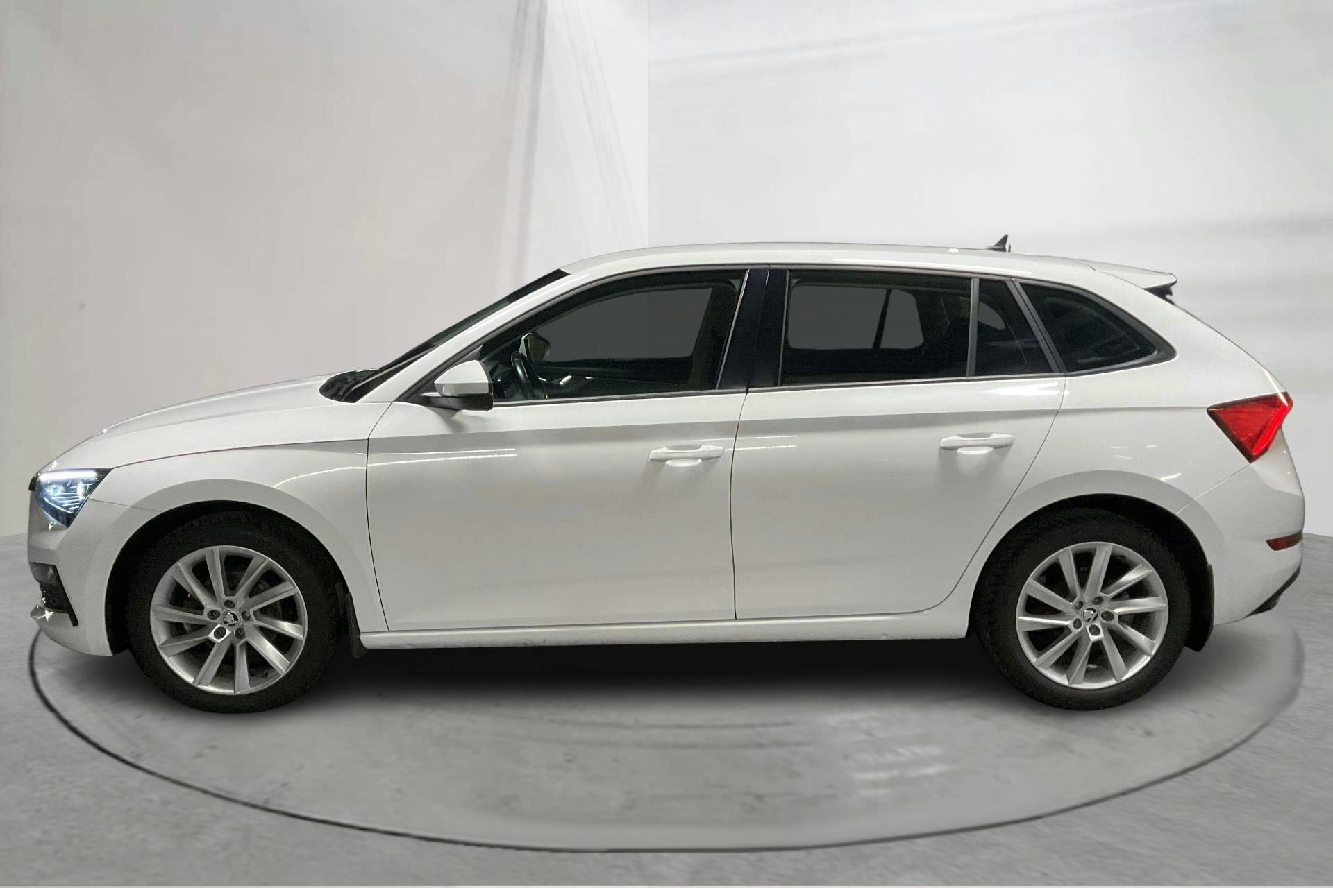 Presentationsfoto 2 av 15: Skoda Scala 1.0 TSI 5dr (115hk) - 7 597 mil - Manuell - vit - 2020