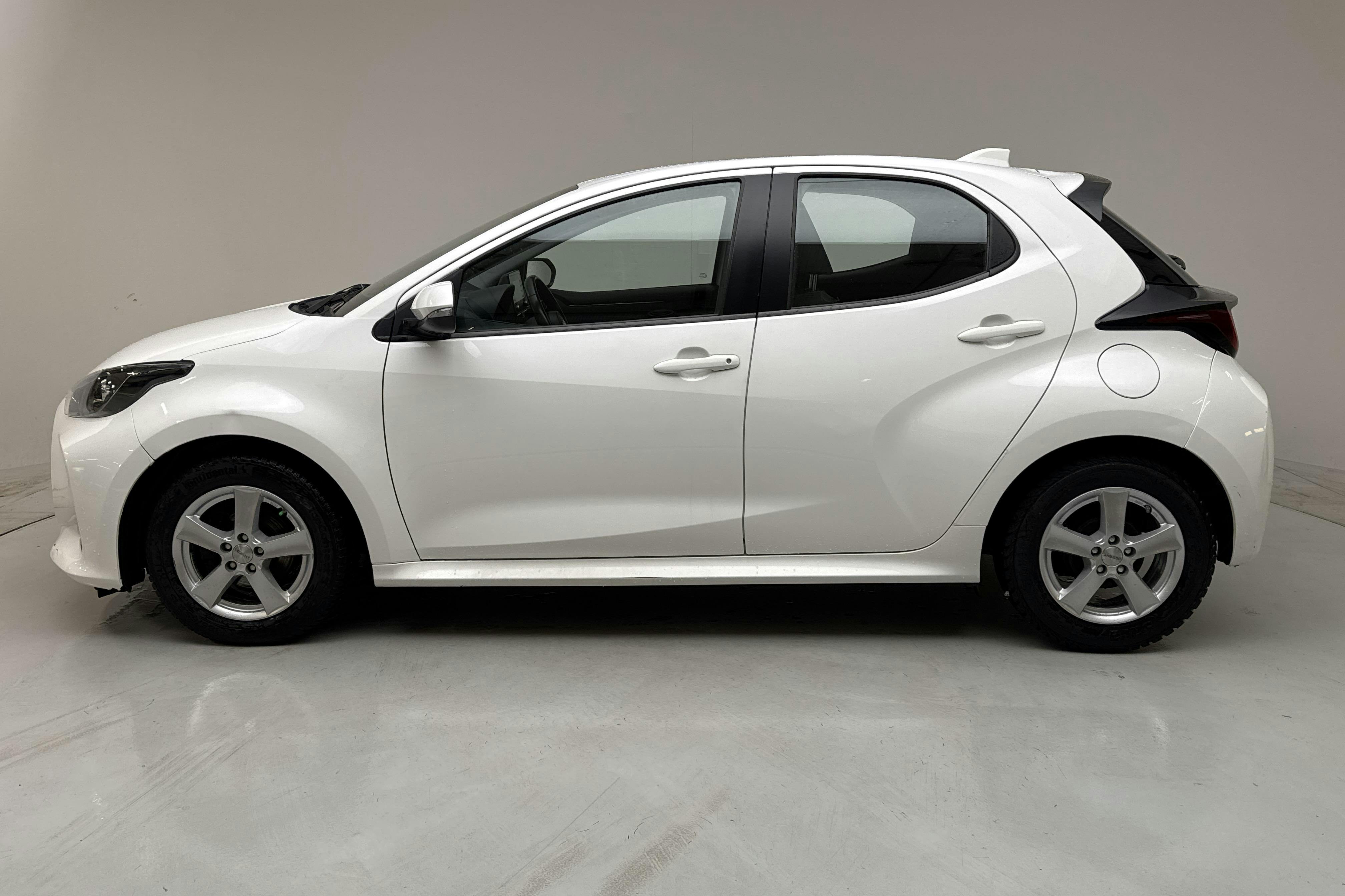 Presentation photo 2 of 13: Toyota Yaris 1.5 5dr (125hk) - 64 420 km - Manual - white - 2020