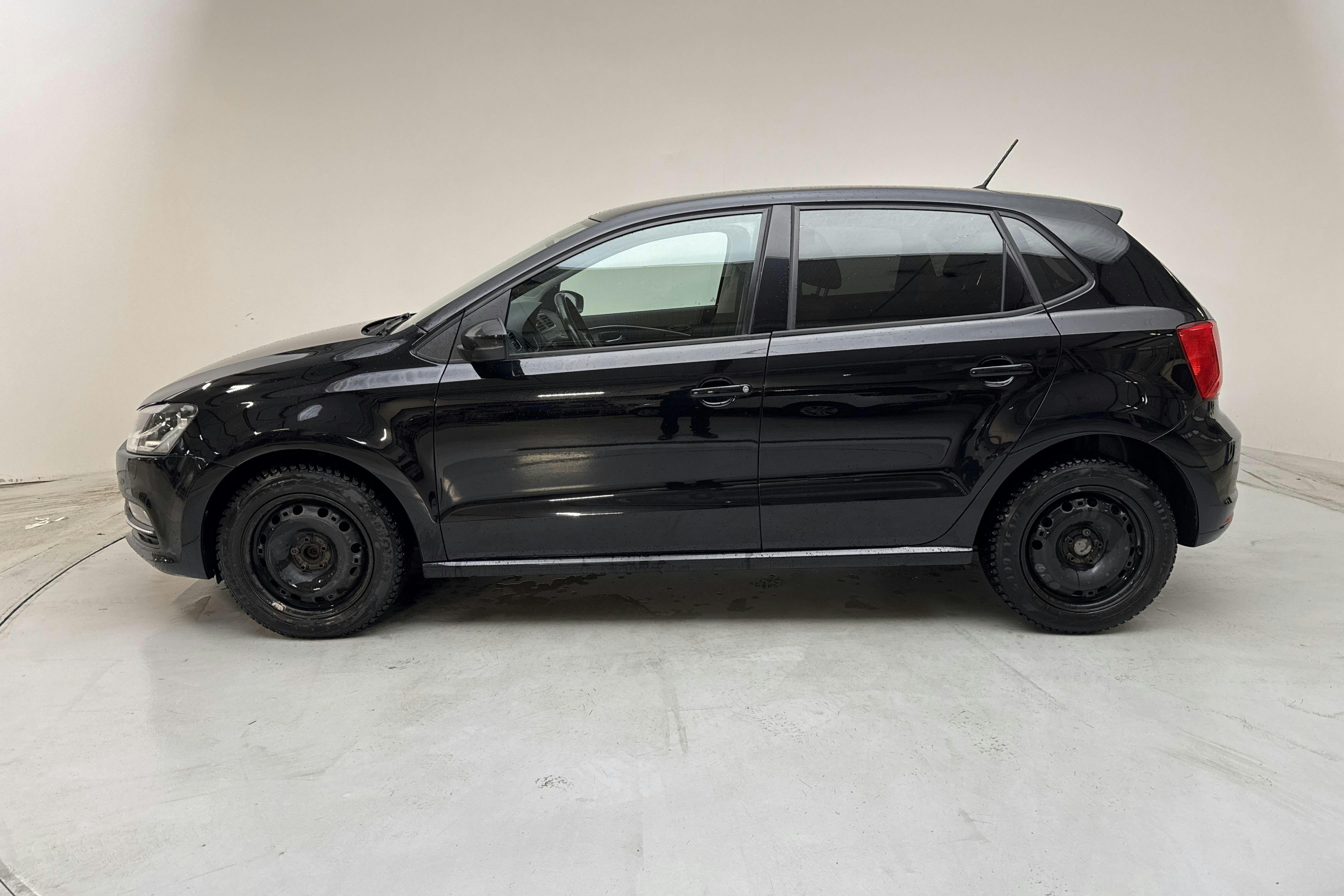 Presentation photo 2 of 12: VW Polo 1.2 TSI 5dr (90hk) - 122 640 km - Manual - black - 2016