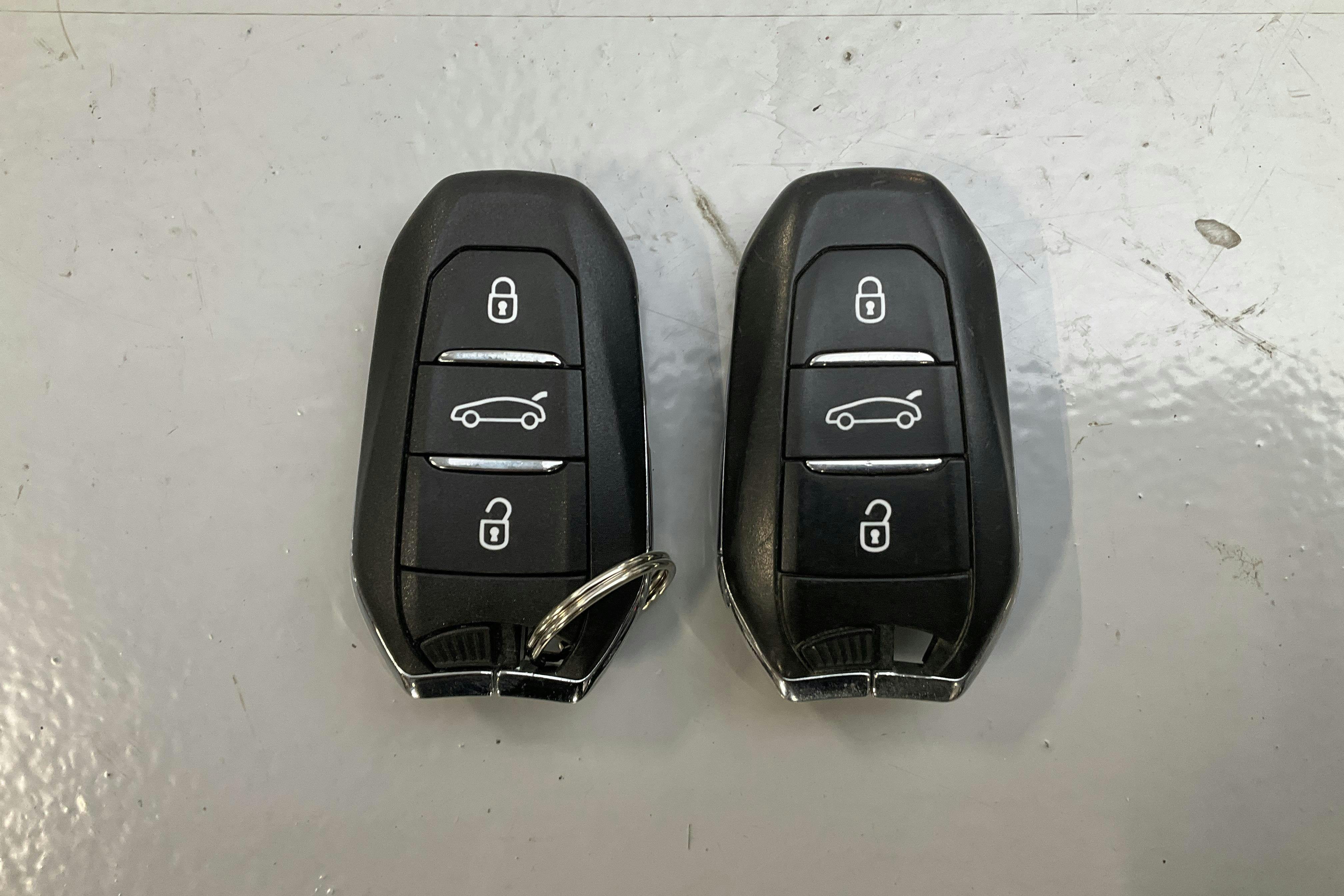 Presentation photo 17 of 17: Peugeot 3008 1.6 Plug-in Hybrid 4 (300hk) - 95 000 km - Automatic - white - 2019