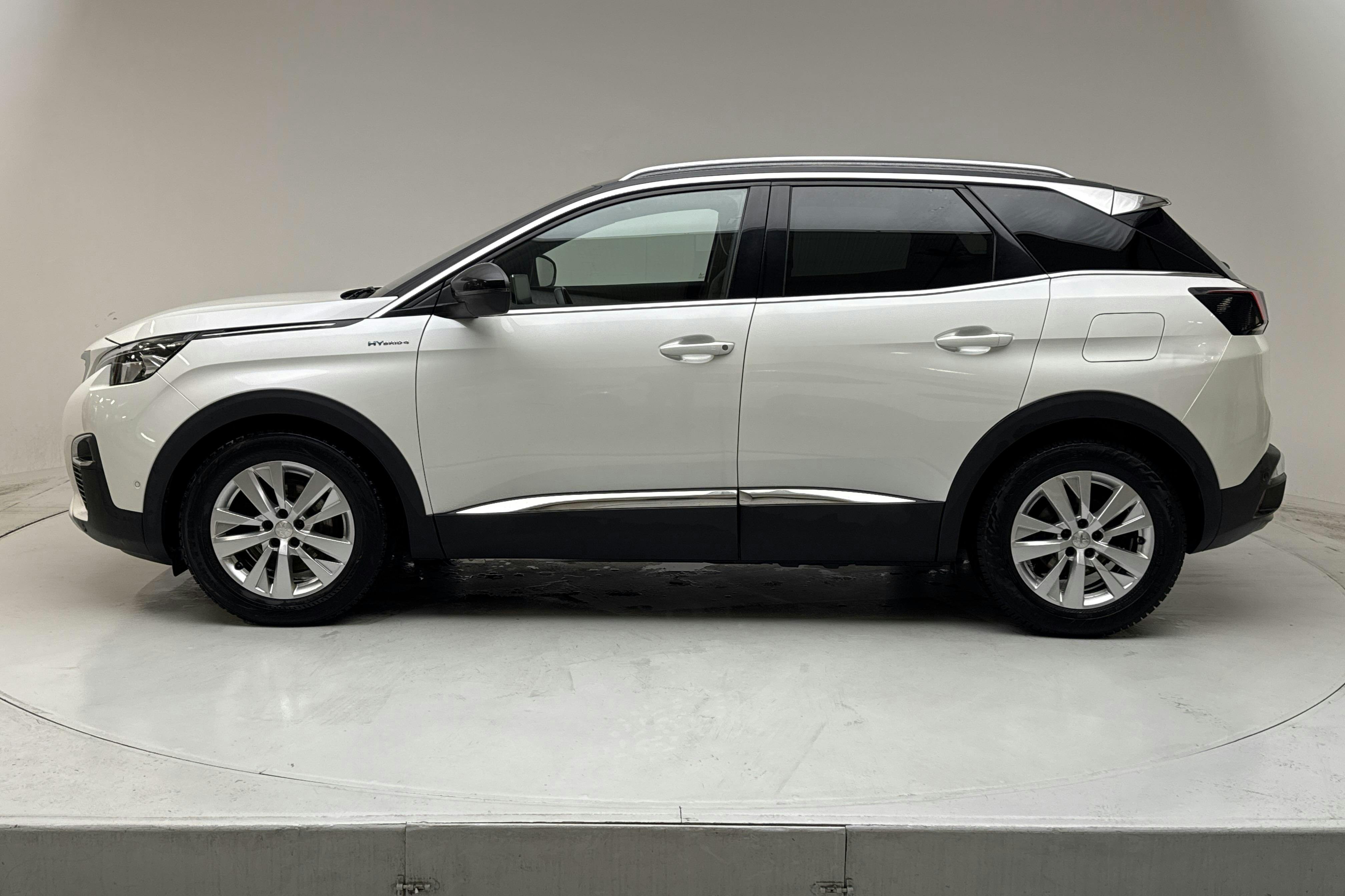 Presentation photo 2 of 17: Peugeot 3008 1.6 Plug-in Hybrid 4 (300hk) - 95 000 km - Automatic - white - 2019