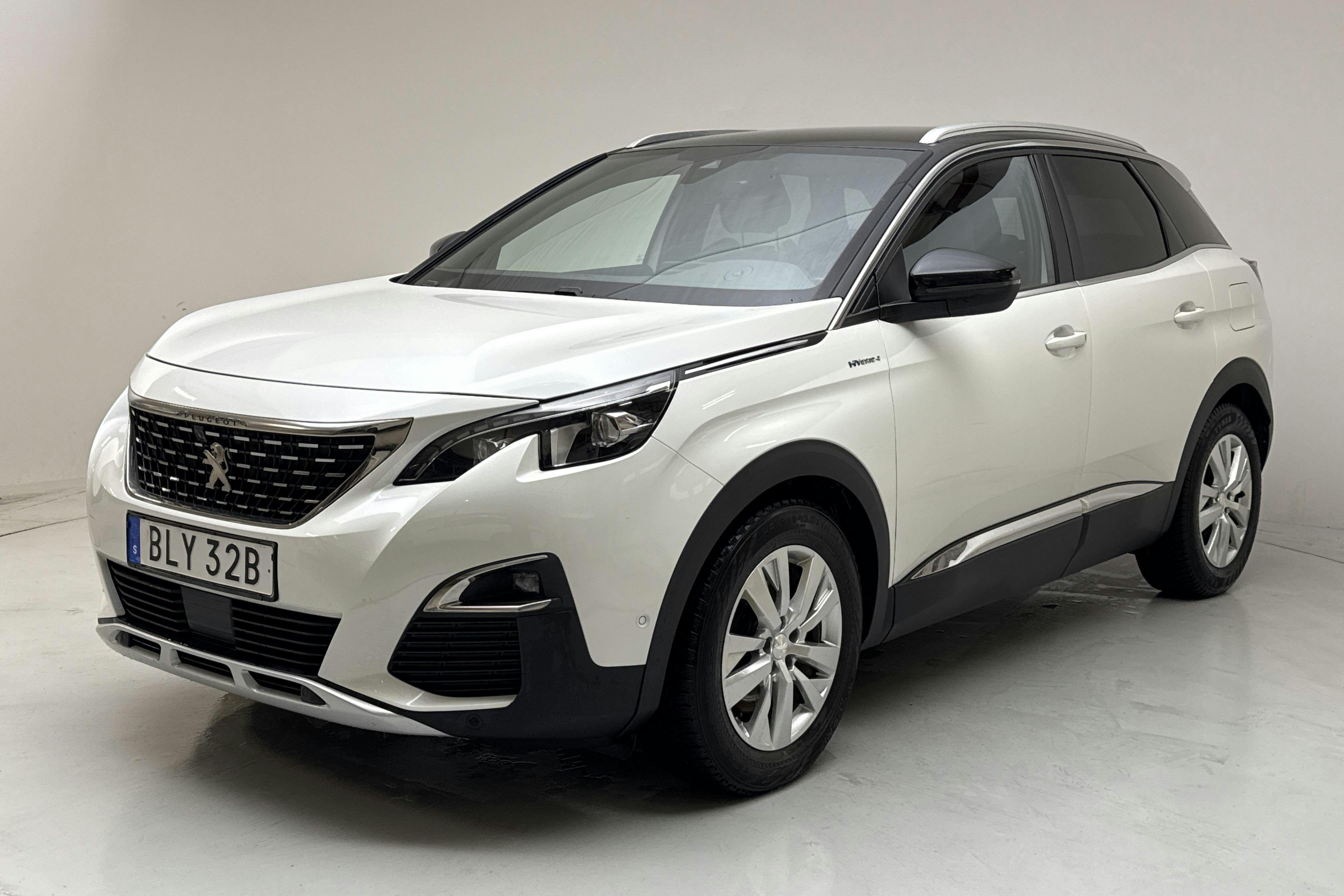 Presentation photo 1 of 17: Peugeot 3008 1.6 Plug-in Hybrid 4 (300hk) - 95 000 km - Automatic - white - 2019