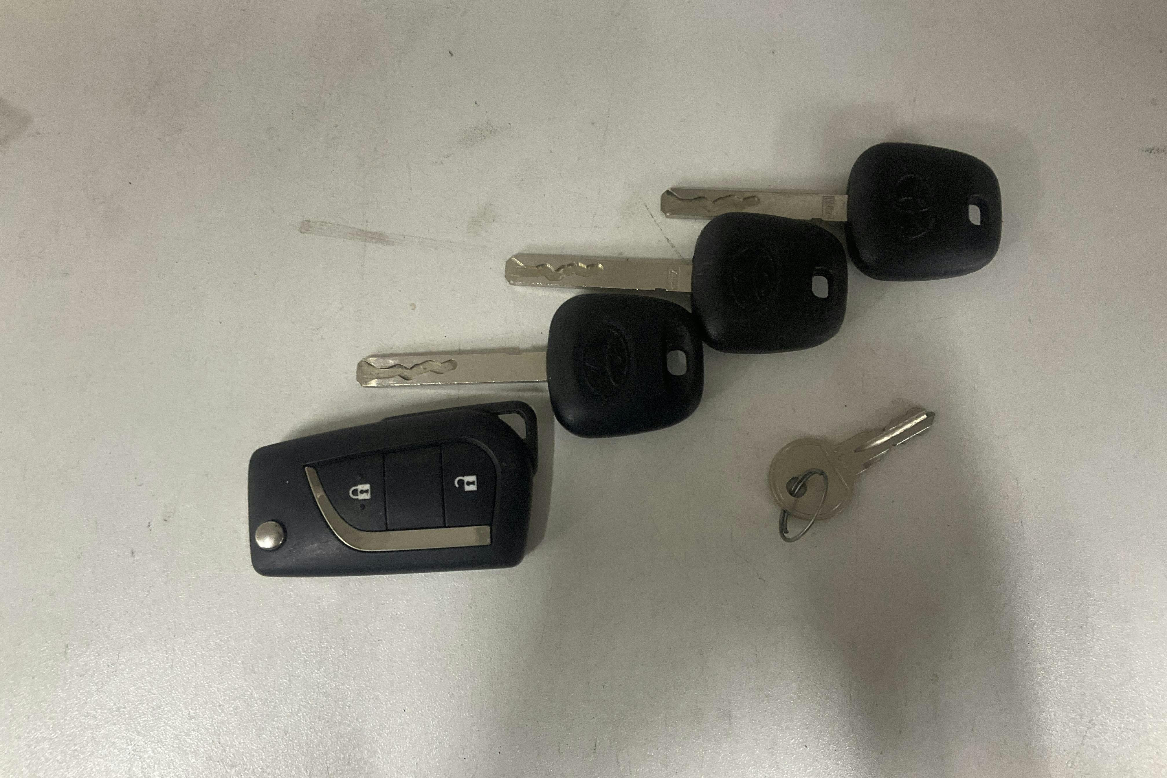 Presentation photo 14 of 14: Toyota Yaris 1.33 5dr (100hk) - 167 600 km - Automatic - white - 2014