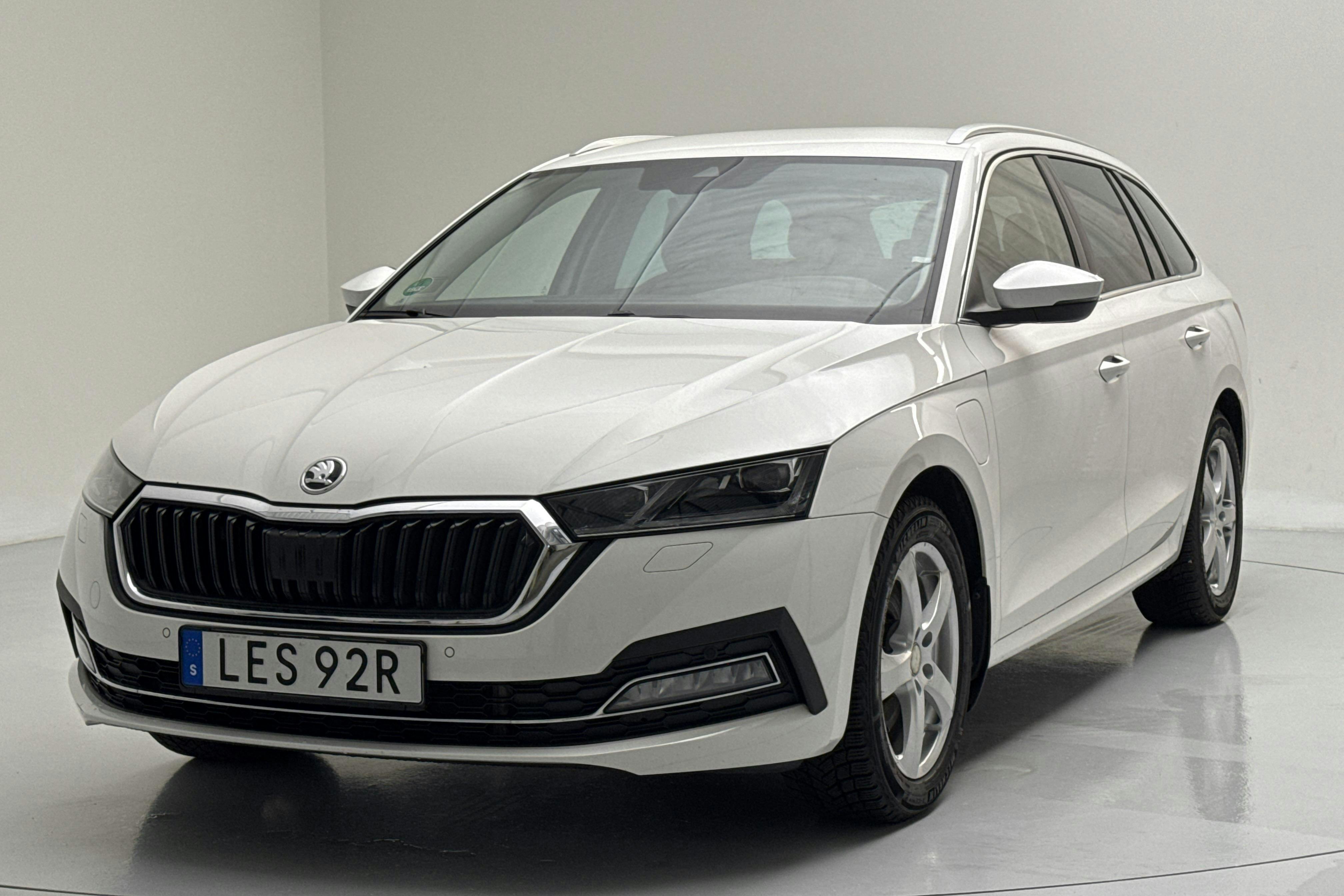 Presentation photo 1 of 16: Skoda Octavia 1.4 iV PHEV Combi (204hk) - 55 290 km - Automatic - white - 2021