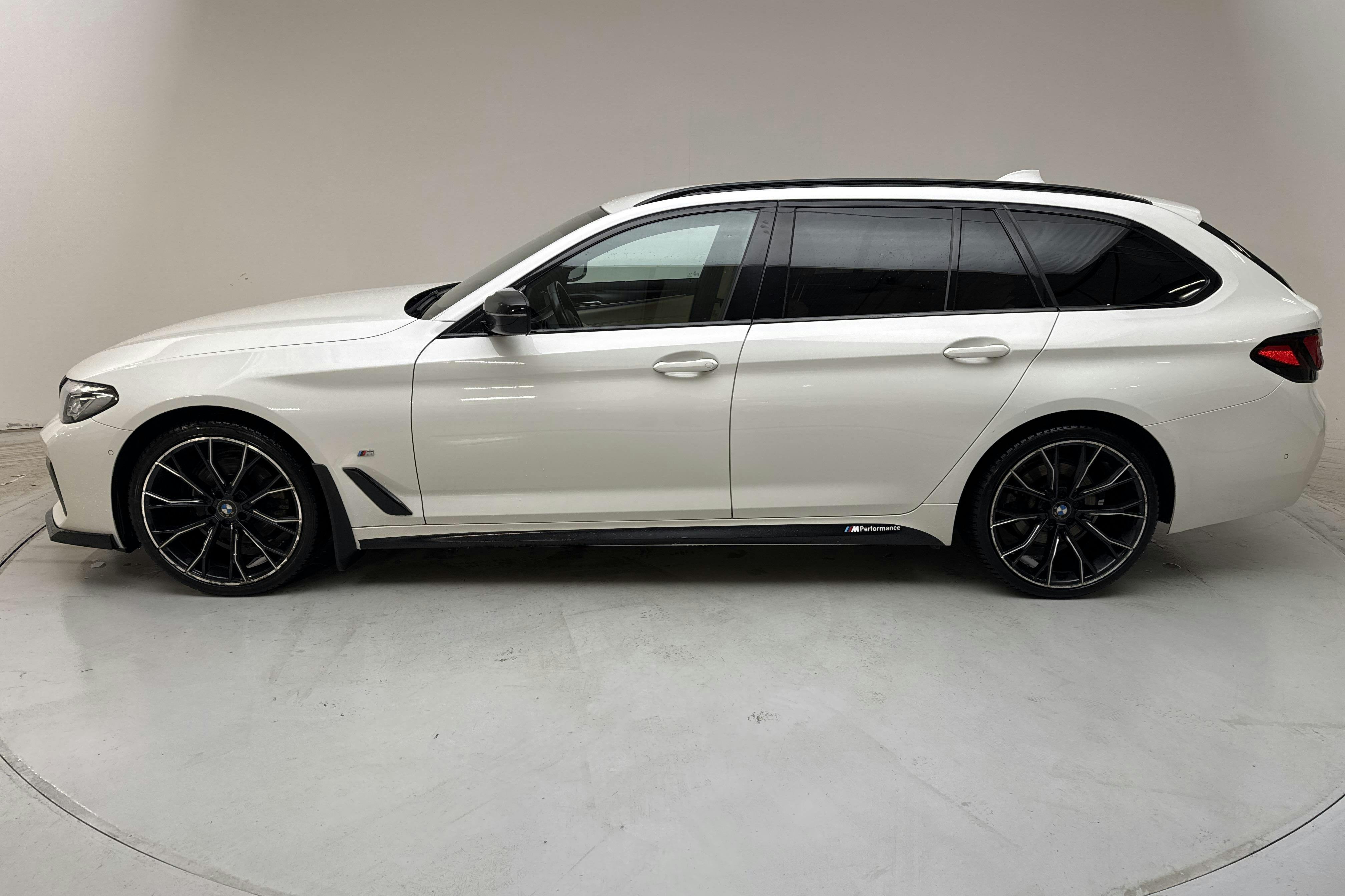 Presentationsfoto 2 av 17: BMW 520d xDrive Touring, G31 LCI (190hk+11hk) - 15 417 mil - Automat - vit - 2022