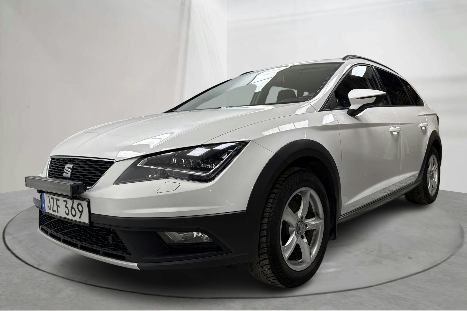 Presentation photo 1 of 16: Seat Leon 1.6 TDI ST X-Perience 4Drive (110hk) - 120 850 km - Manual - white - 2015
